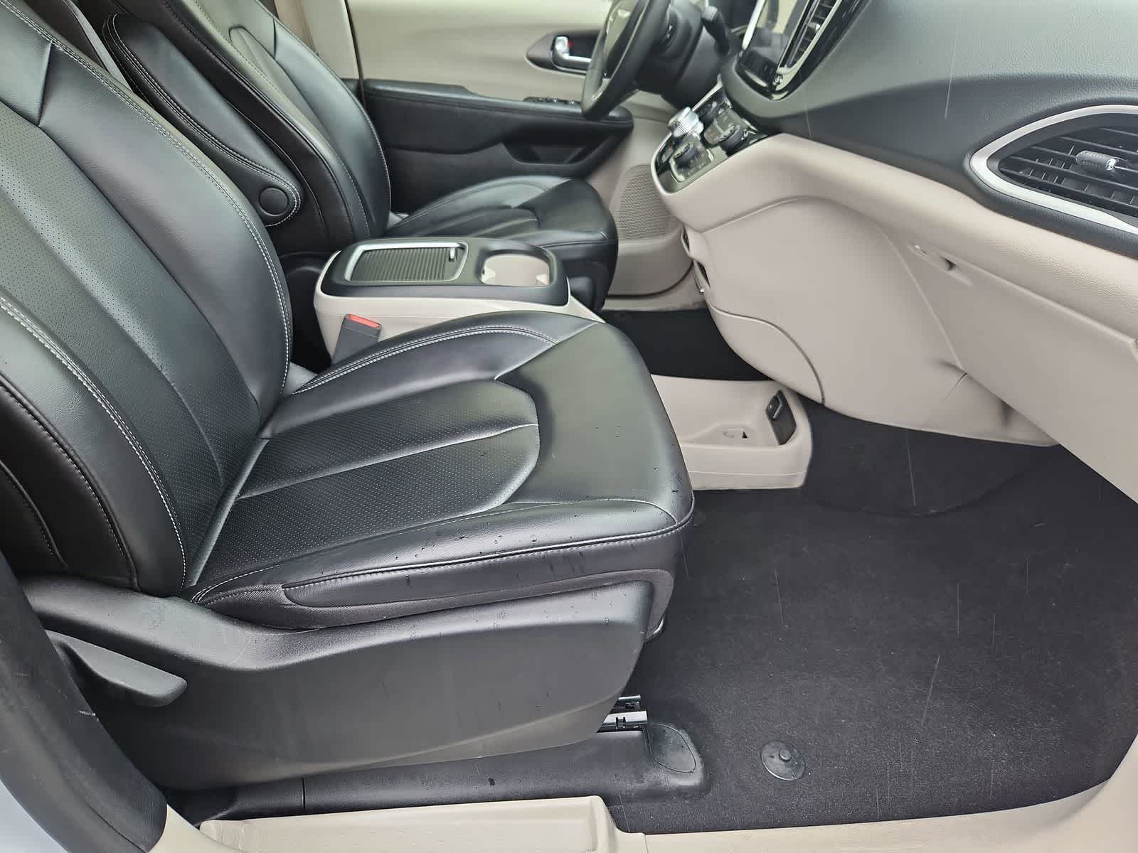 Thumbnail: 2023 Chrysler Pacifica - 21