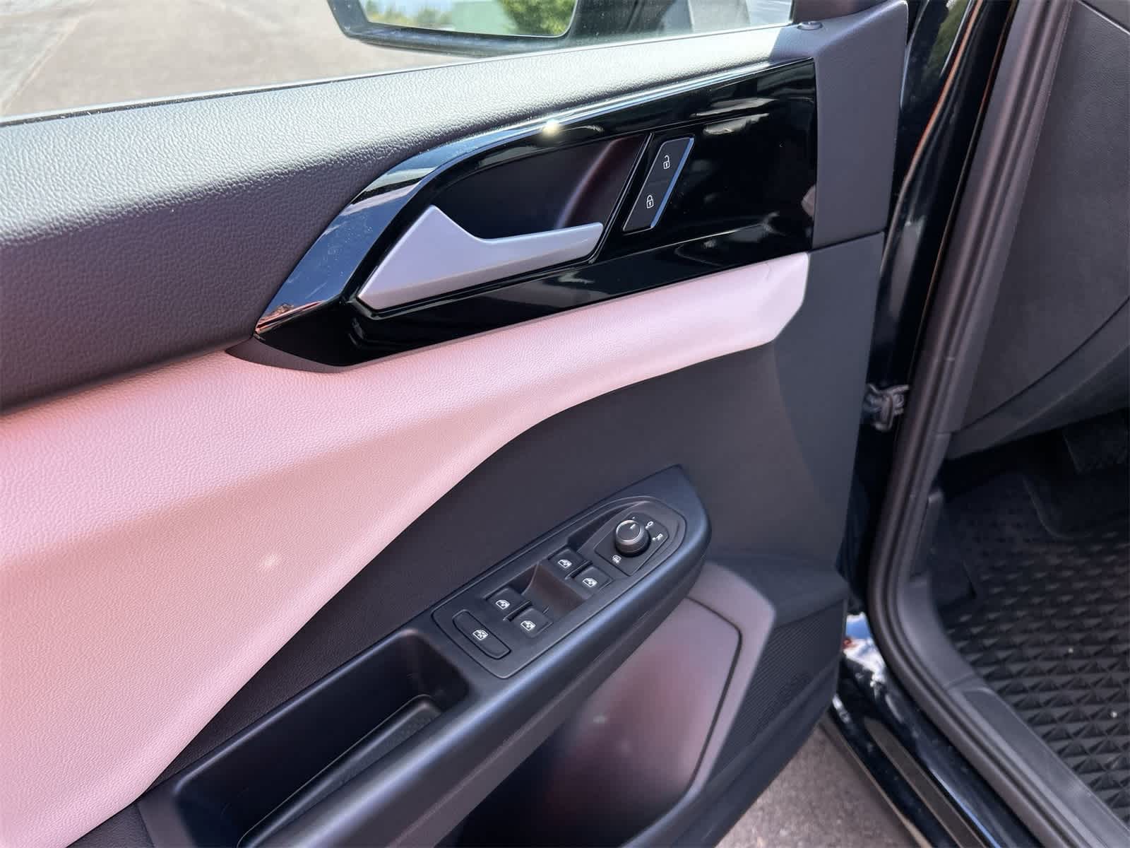 Thumbnail: 2025 Volkswagen Taos - 17