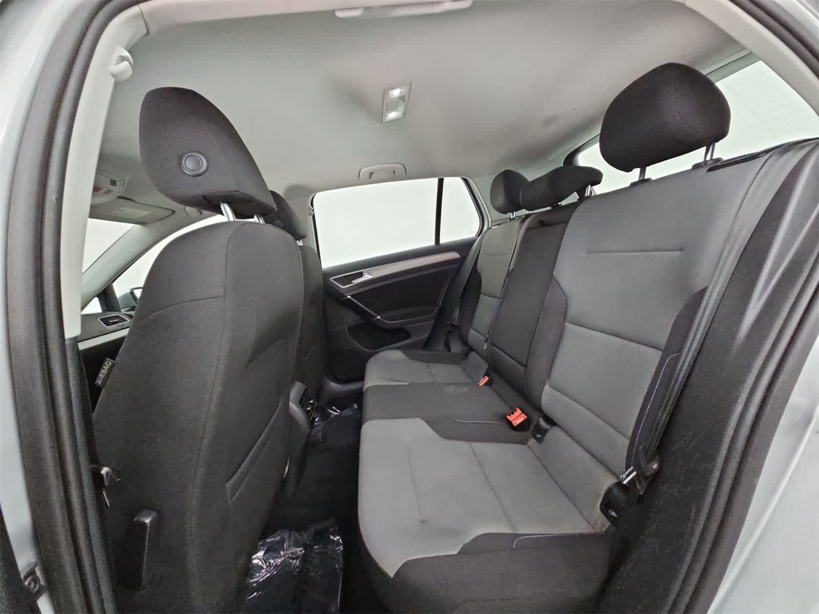 2016 Volkswagen e-Golf SE 18