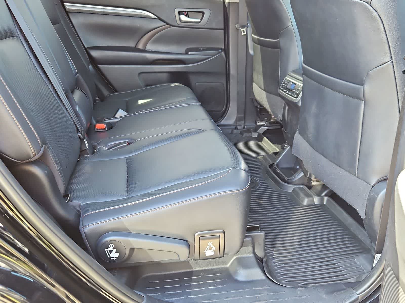 Thumbnail: 2019 Toyota Highlander - 21