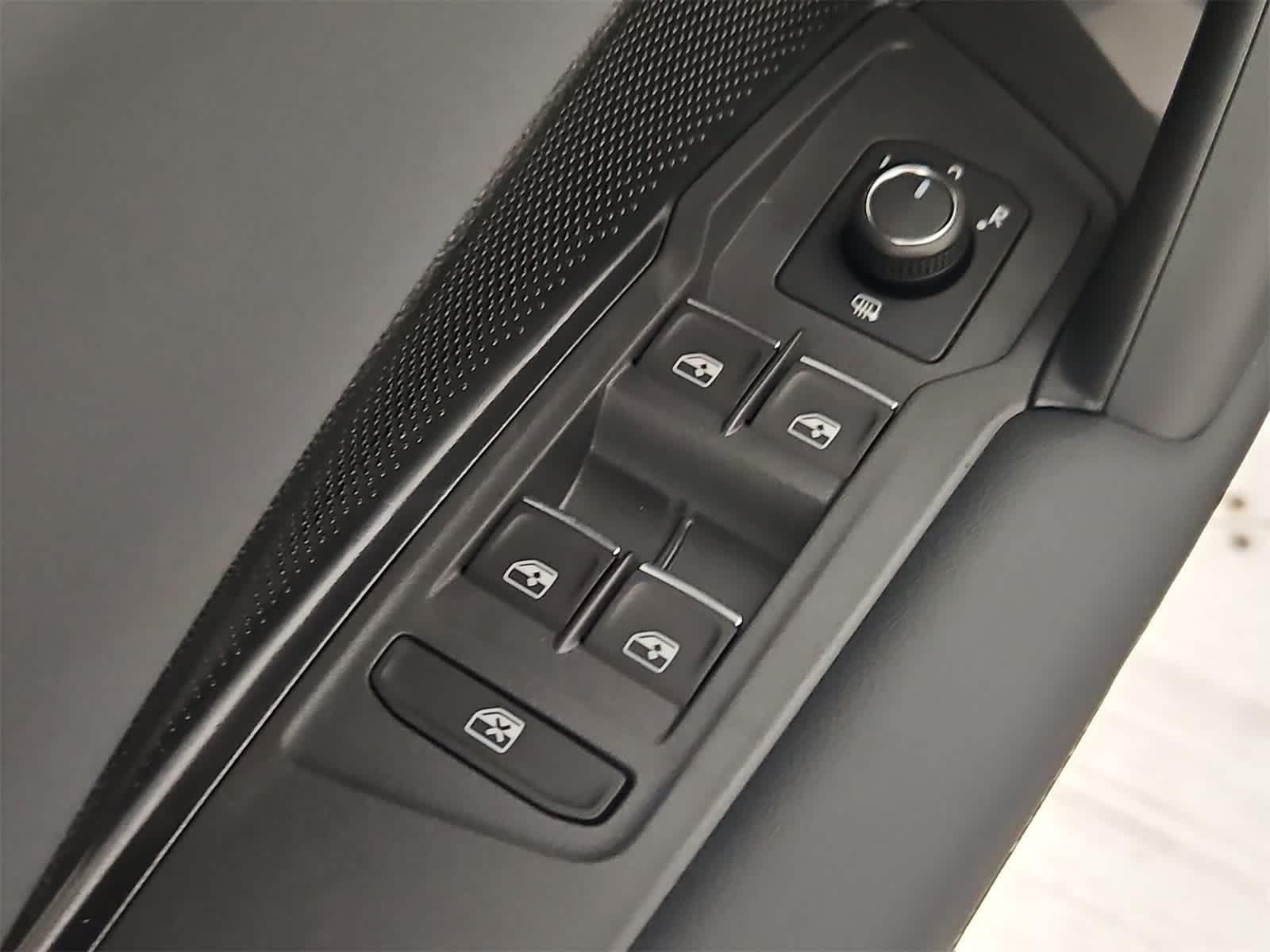 Thumbnail: 2025 Volkswagen Tiguan - 17