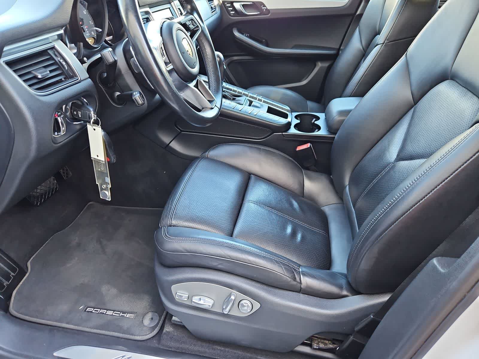 Thumbnail: 2016 Porsche Macan - 16