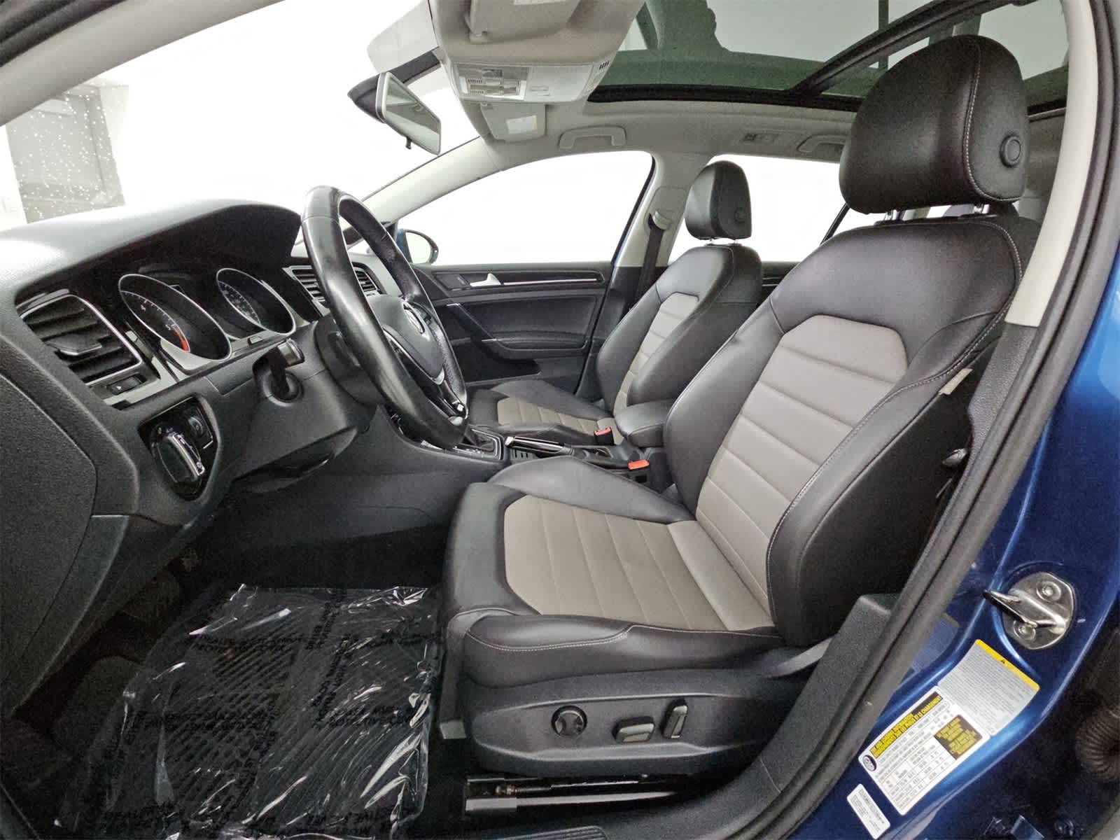 2015 Volkswagen e-Golf SE 16