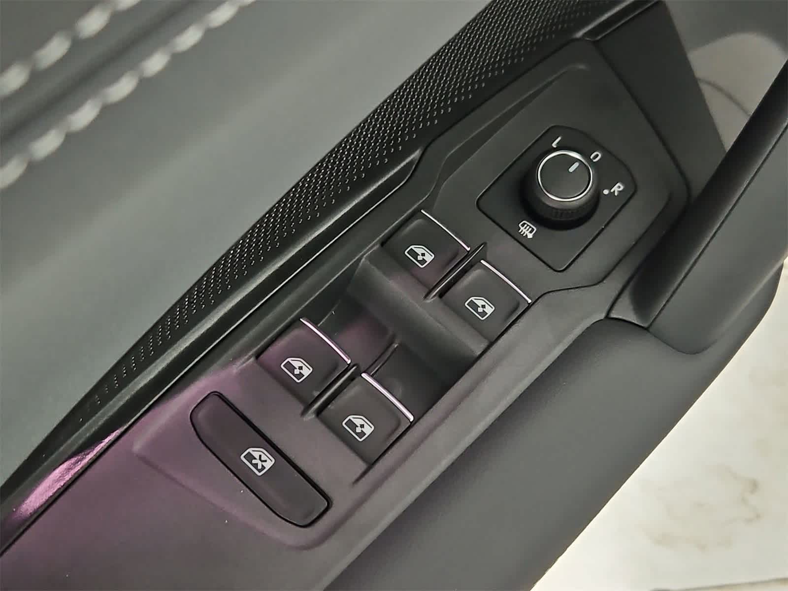 Thumbnail: 2025 Volkswagen Tiguan - 17