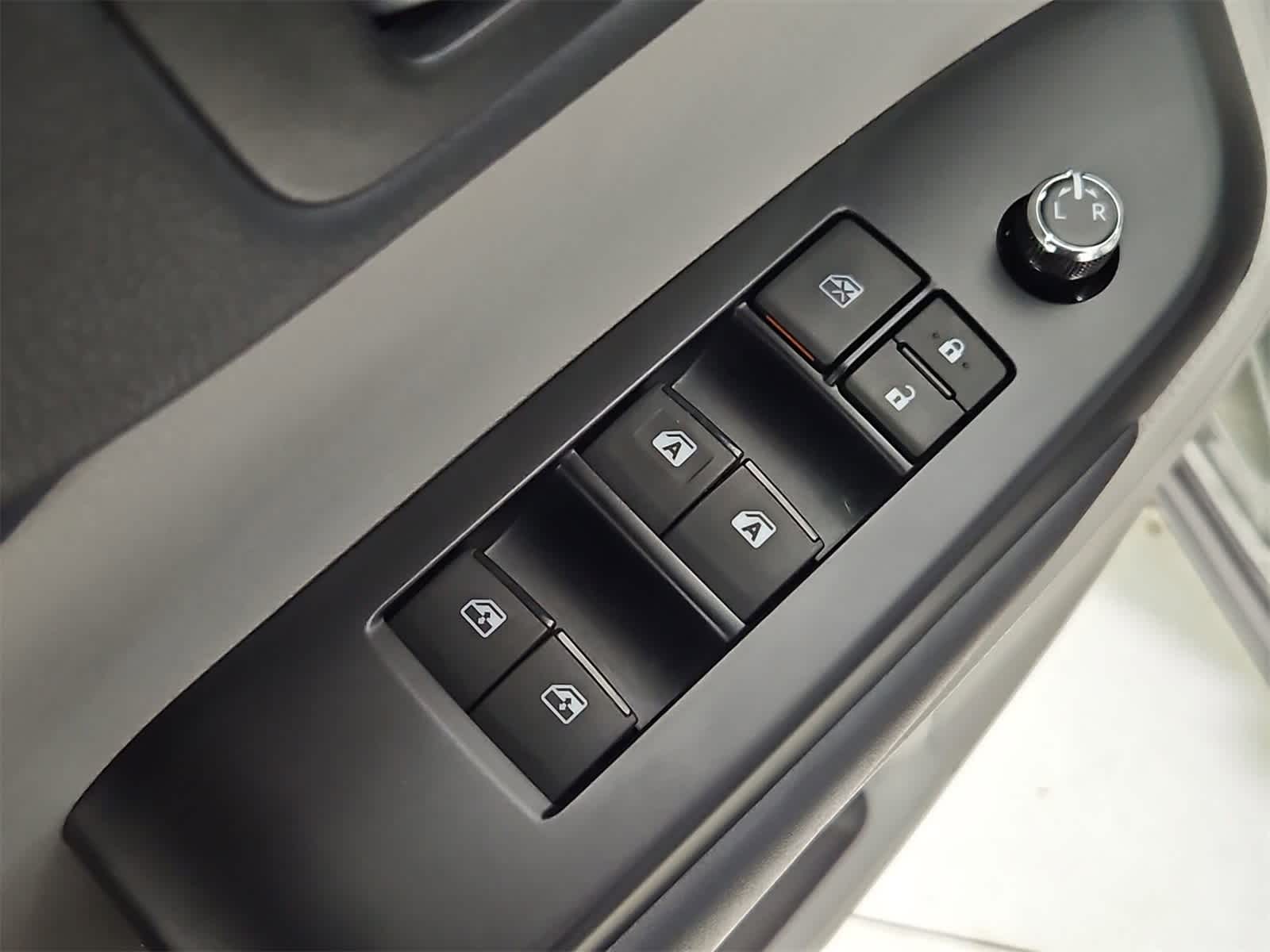 Thumbnail: 2018 Toyota Highlander - 17