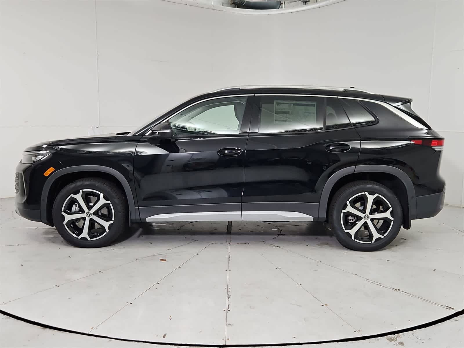 Thumbnail: 2025 Volkswagen Tiguan - 3