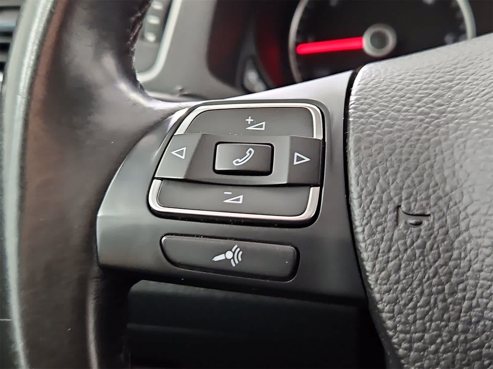 Thumbnail: 2013 Volkswagen Passat - 25