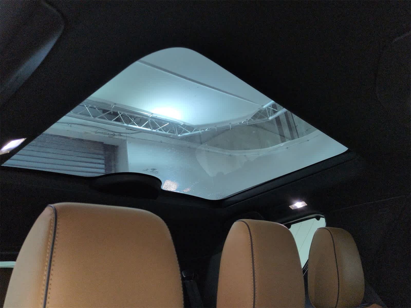 Thumbnail: 2020 Land Rover Discovery - 21