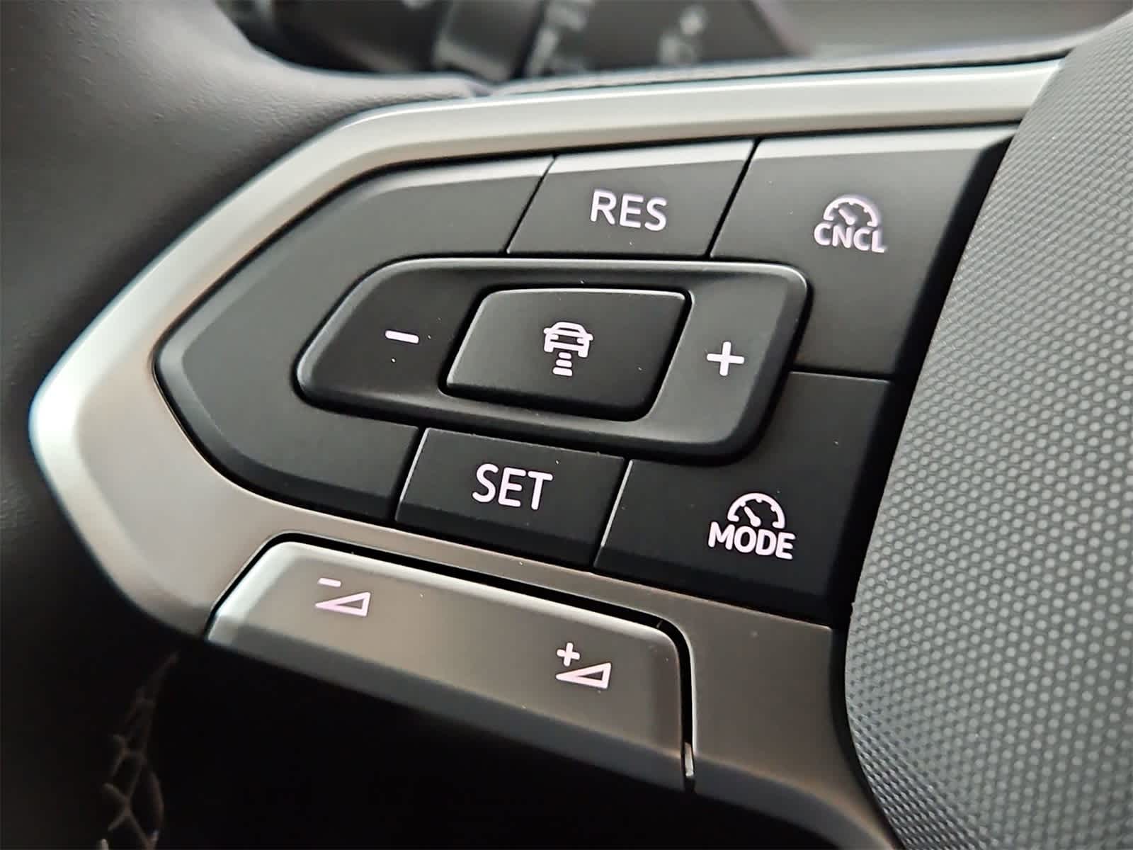 Thumbnail: 2025 Volkswagen Tiguan - 25