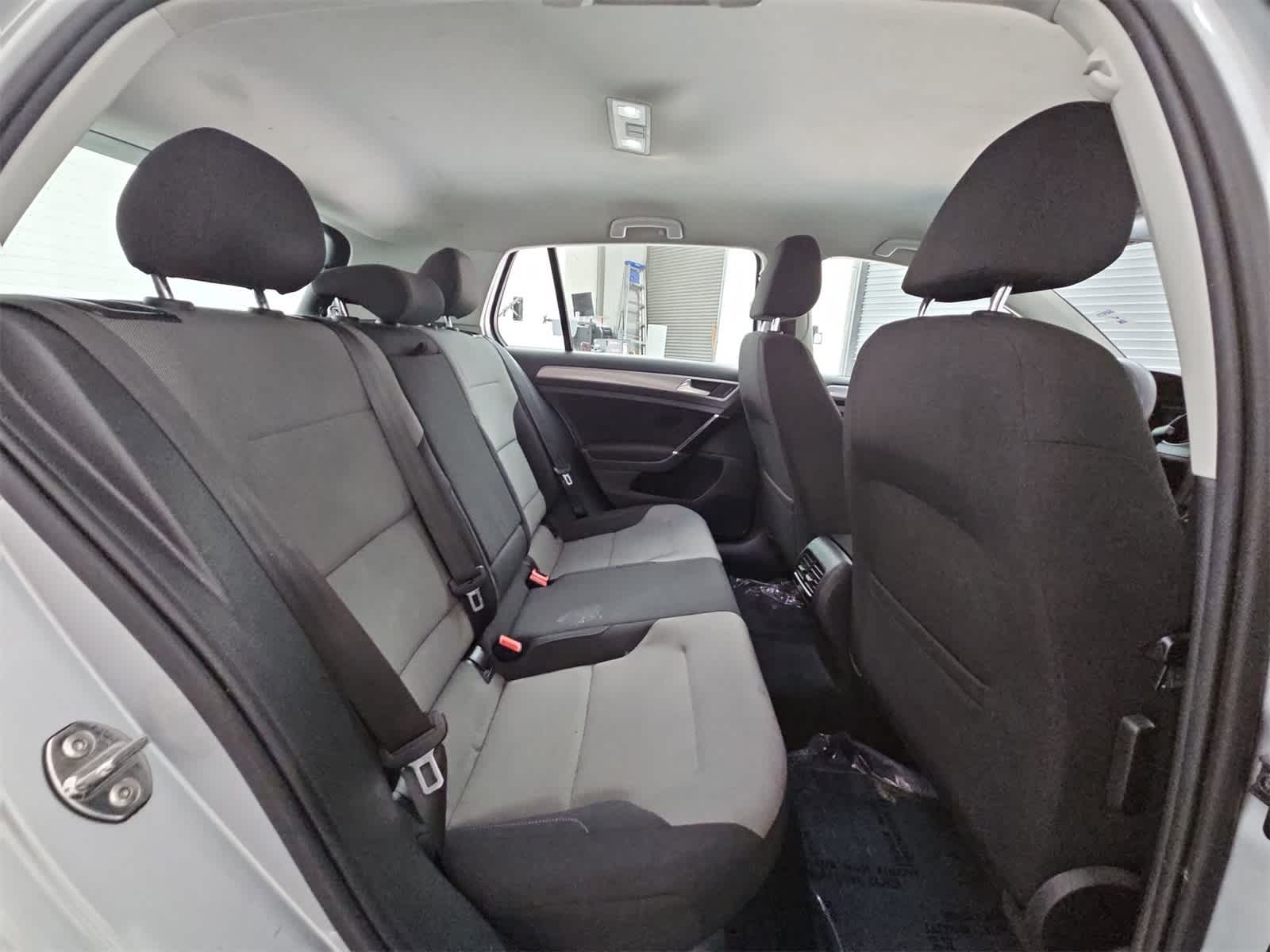 2016 Volkswagen e-Golf SE 19