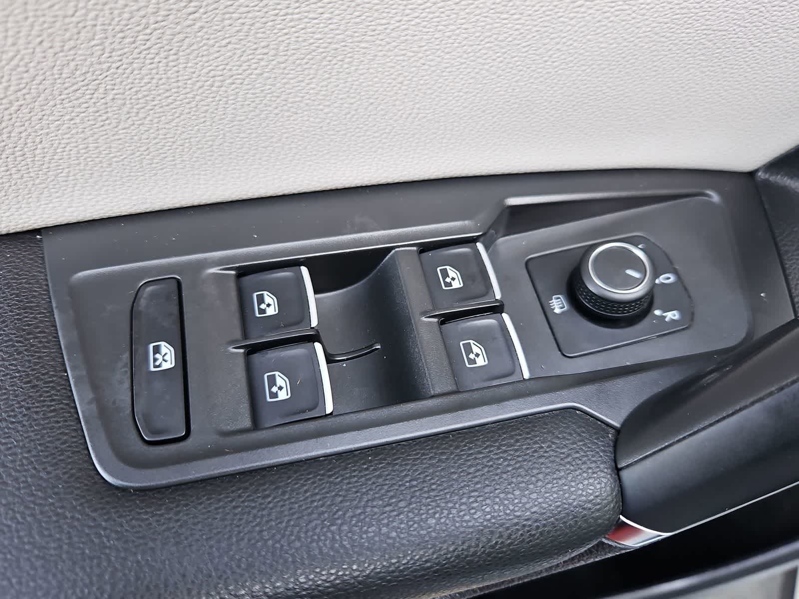 Thumbnail: 2020 Volkswagen Tiguan - 17