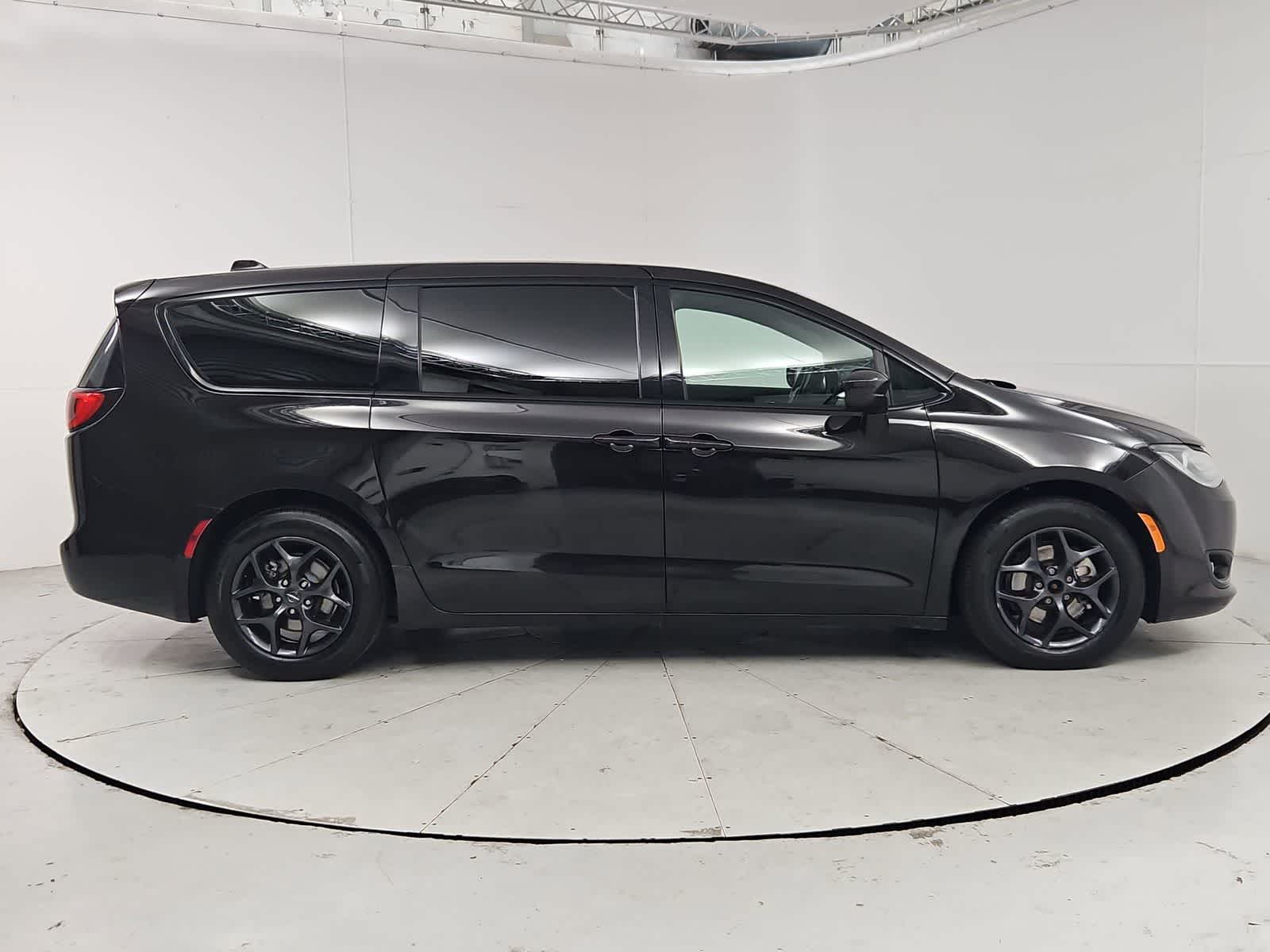 Thumbnail: 2018 Chrysler Pacifica - 7