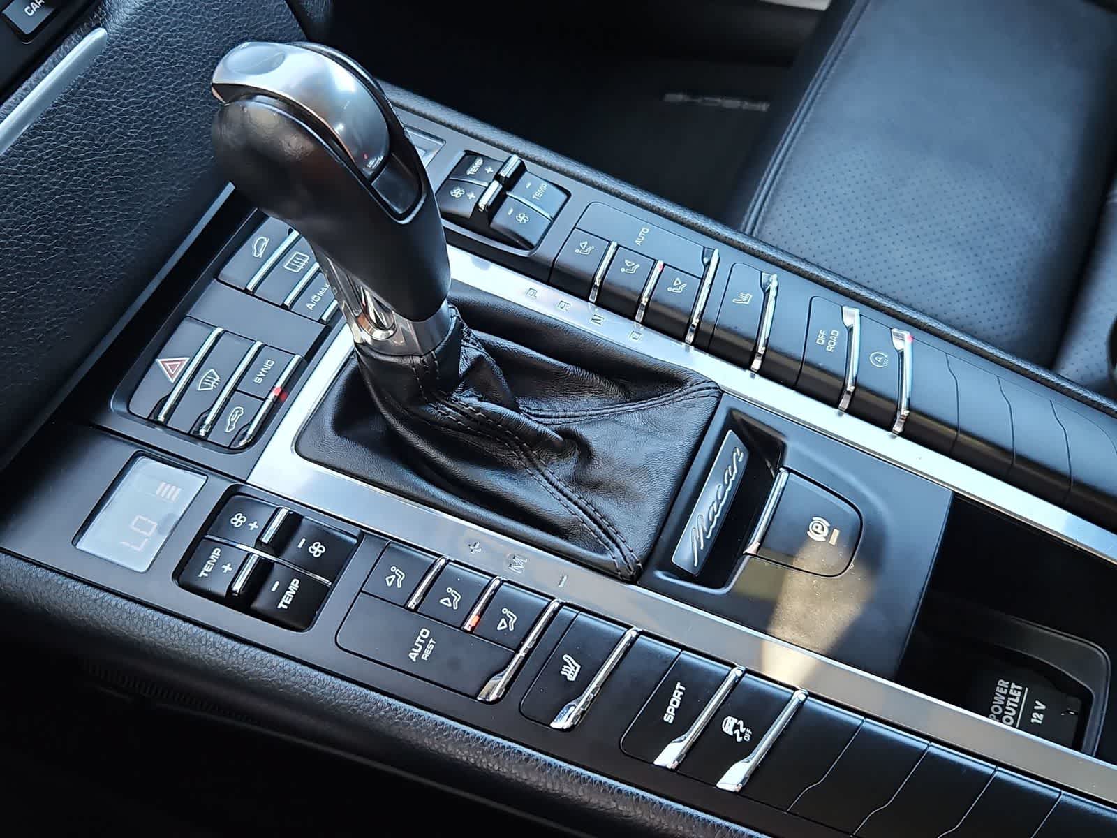 Thumbnail: 2016 Porsche Macan - 33