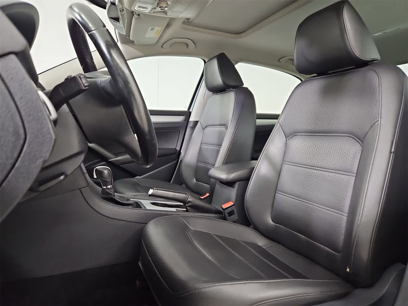 Thumbnail: 2013 Volkswagen Passat - 16