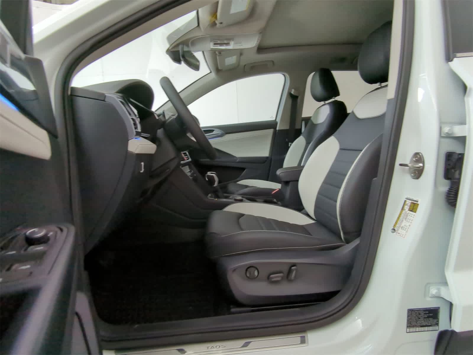 Thumbnail: 2025 Volkswagen Taos - 15