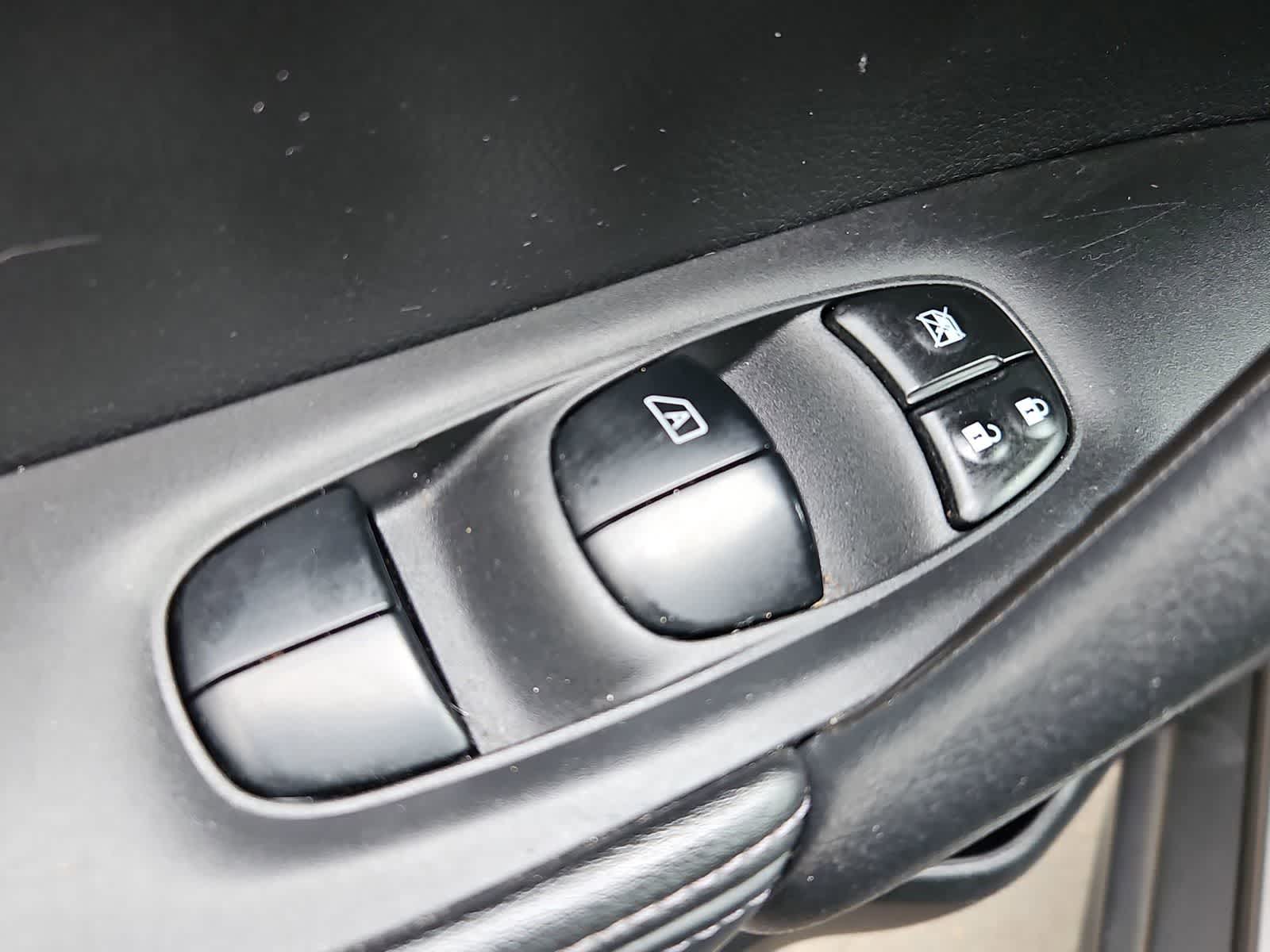 Thumbnail: 2017 Nissan Rogue - 17