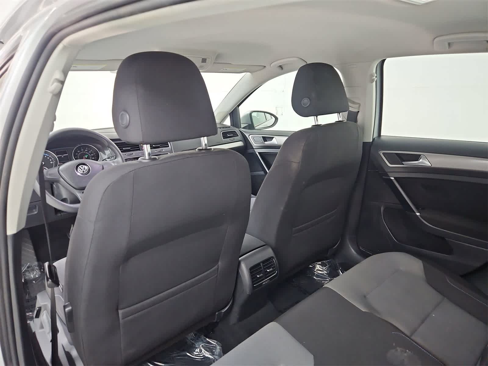 2016 Volkswagen e-Golf SE 17