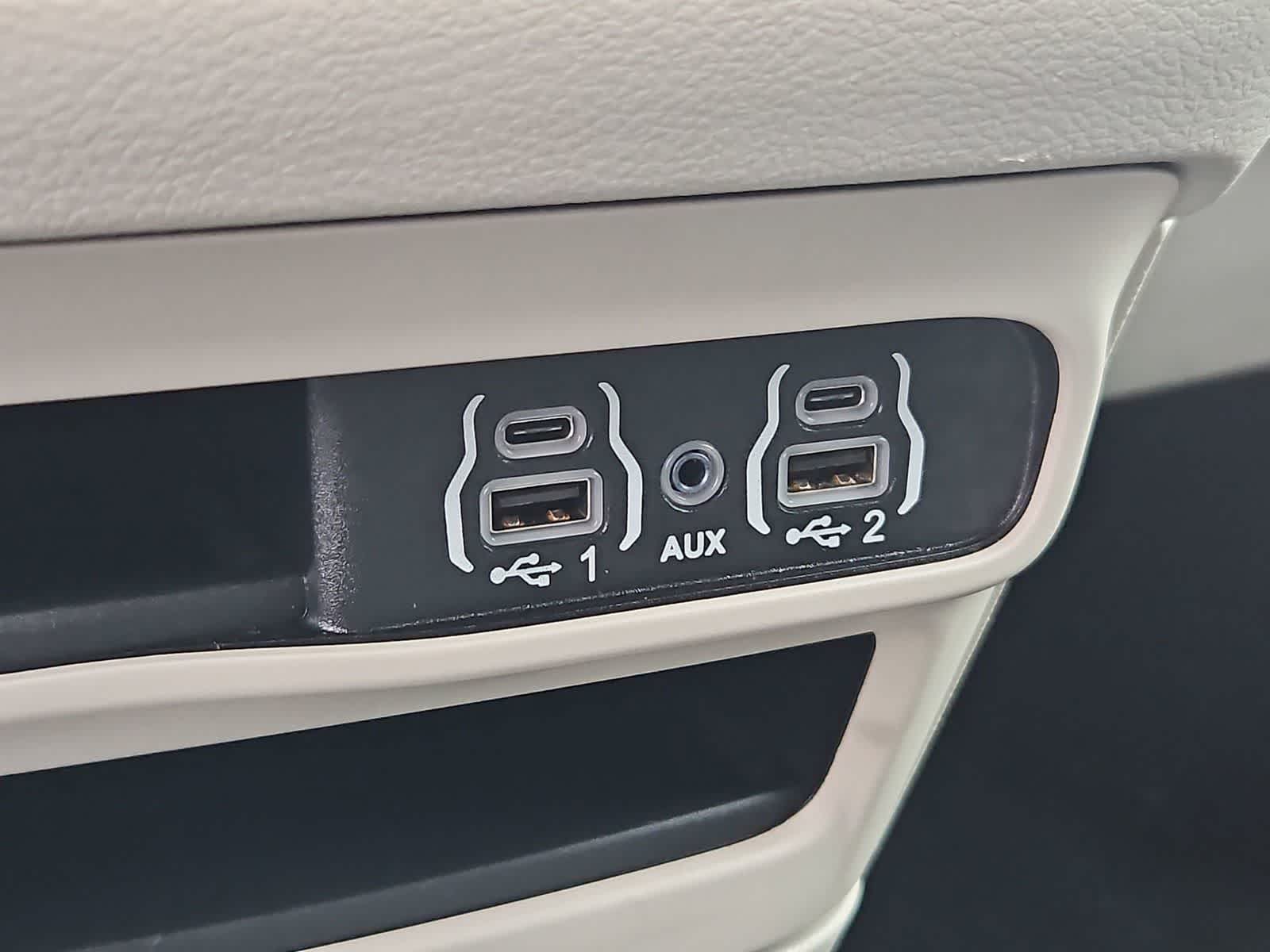 Thumbnail: 2023 Chrysler Pacifica - 30