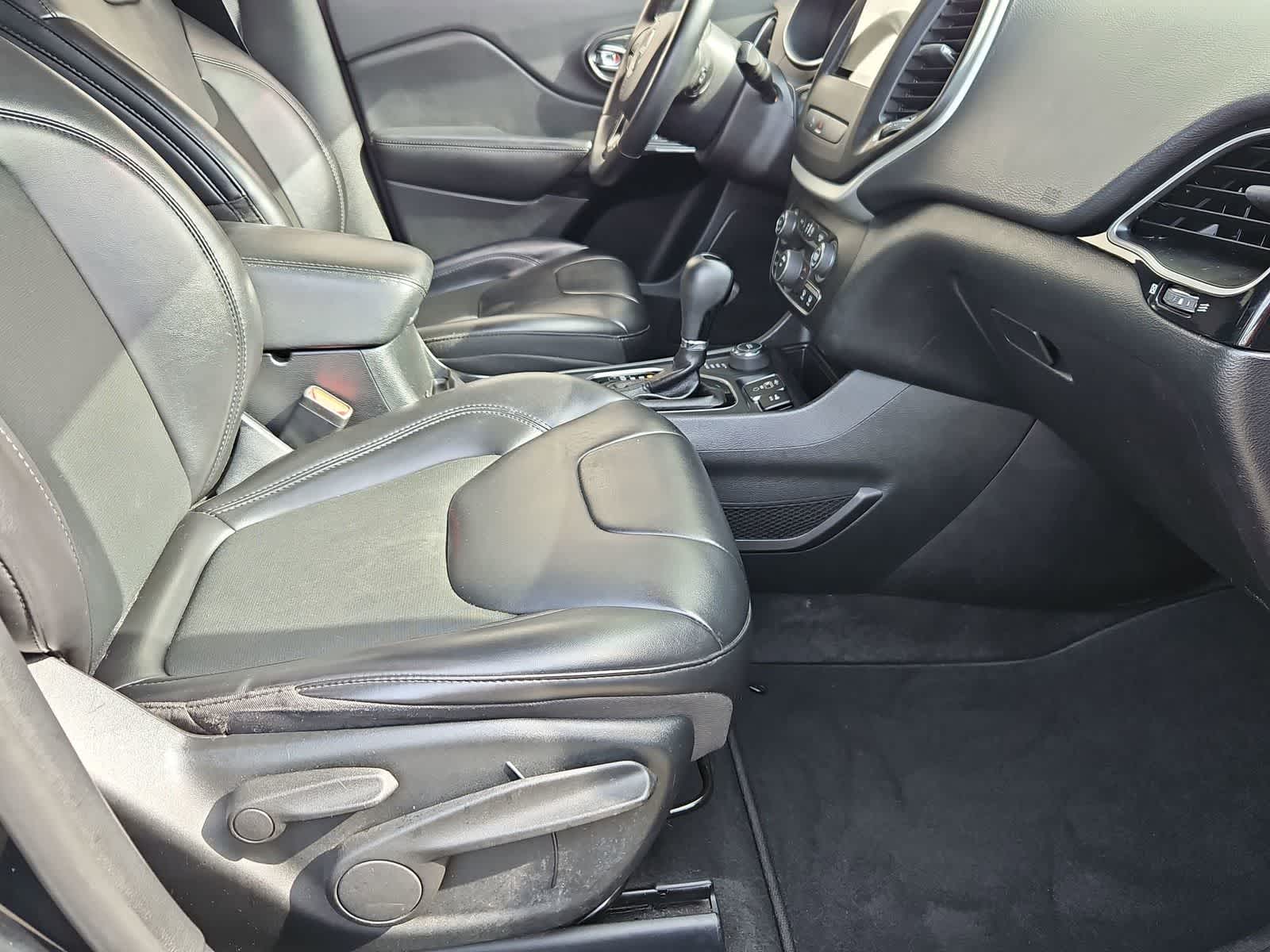 Thumbnail: 2019 Jeep Cherokee - 21