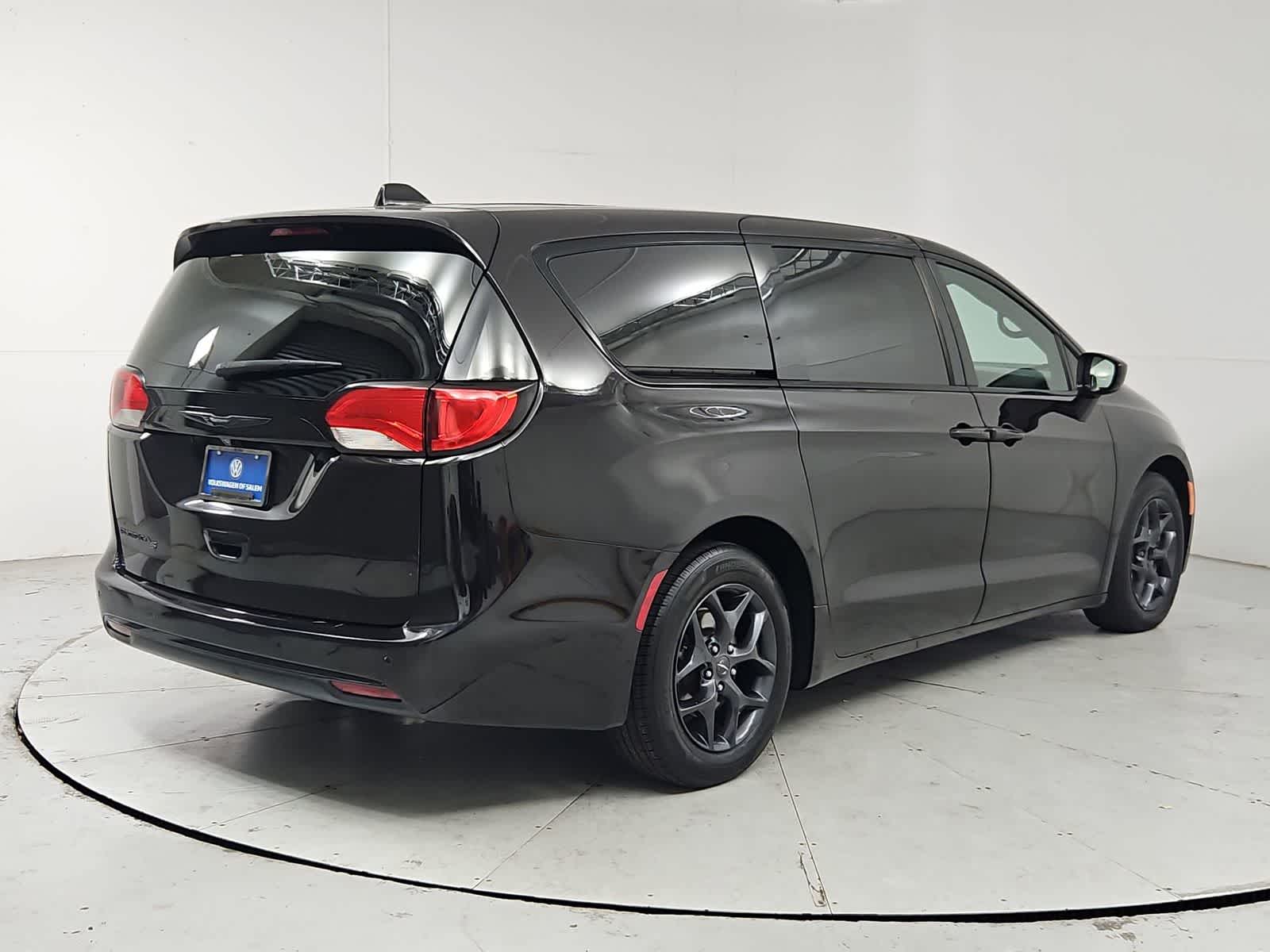 Thumbnail: 2018 Chrysler Pacifica - 6