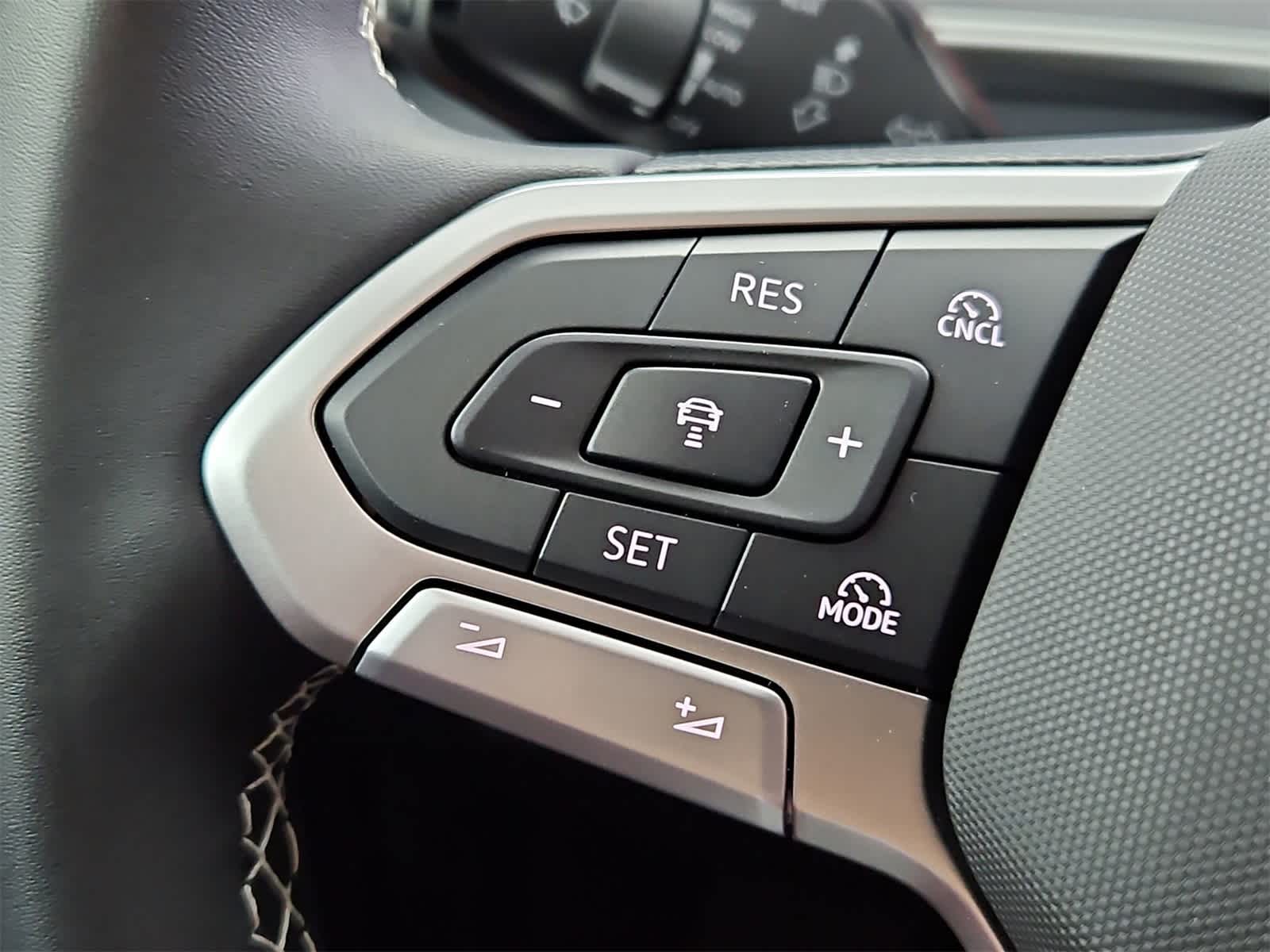 Thumbnail: 2025 Volkswagen Tiguan - 25