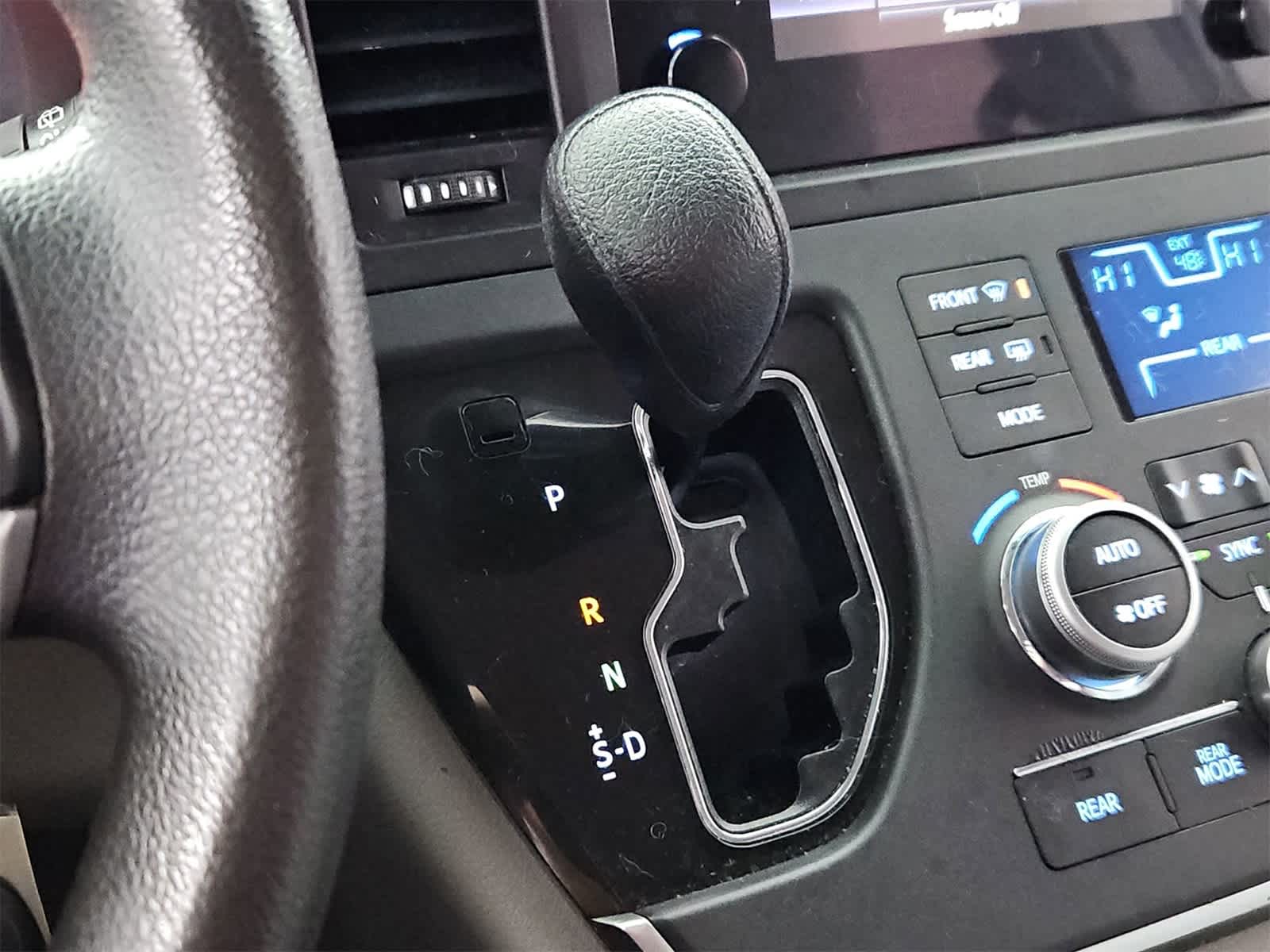 Thumbnail: 2016 Toyota Sienna - 32