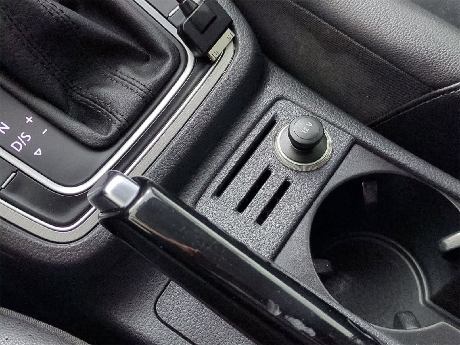 Thumbnail: 2015 Volkswagen e-Golf - 29
