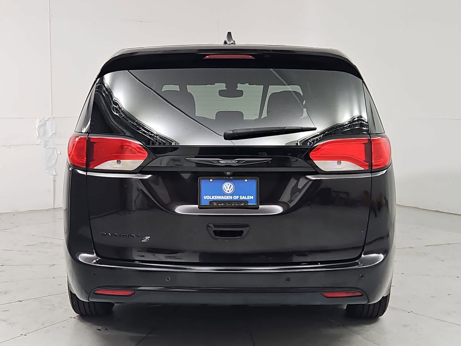 Thumbnail: 2018 Chrysler Pacifica - 5
