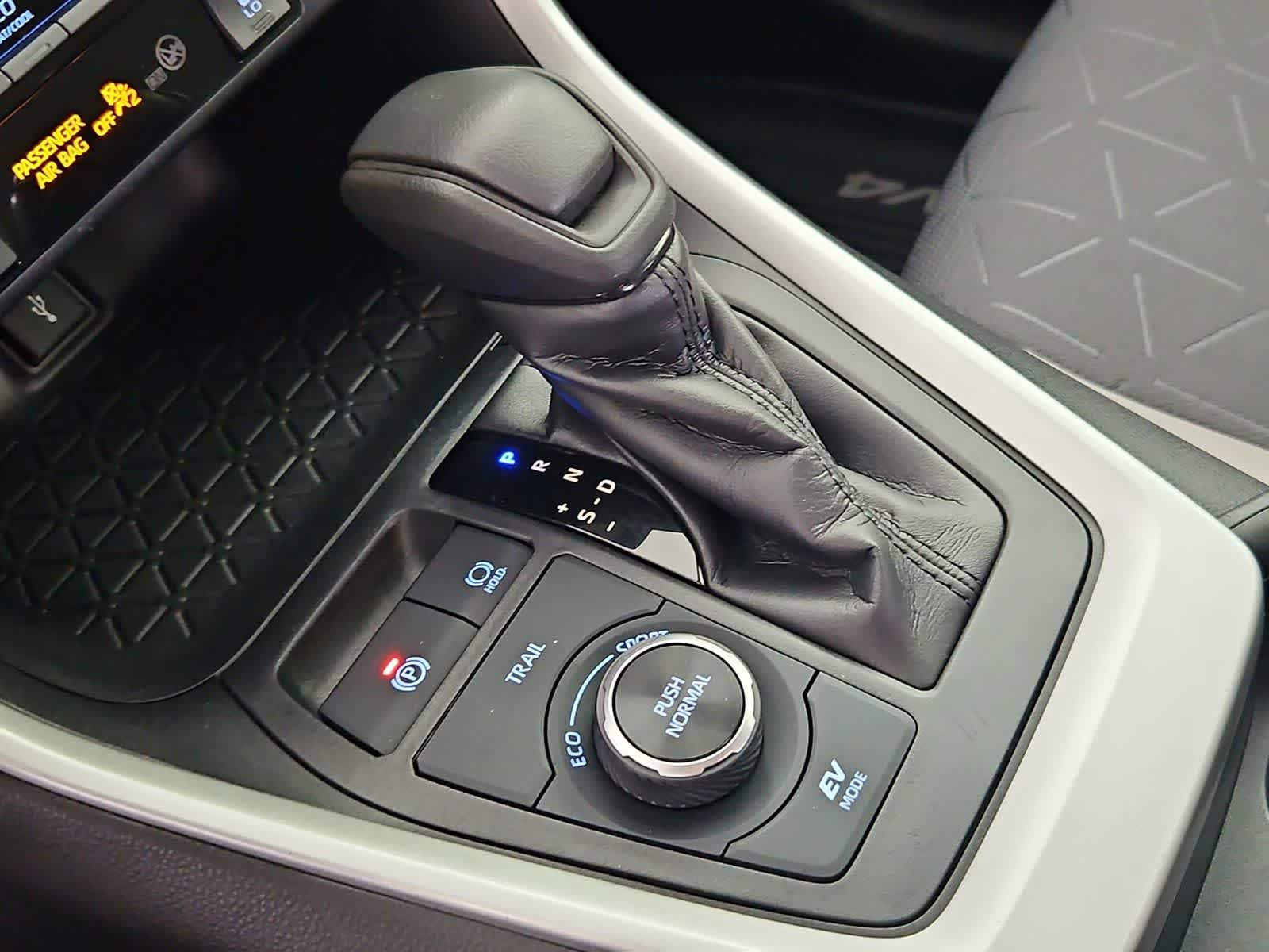 Thumbnail: 2020 Toyota RAV4 - 32