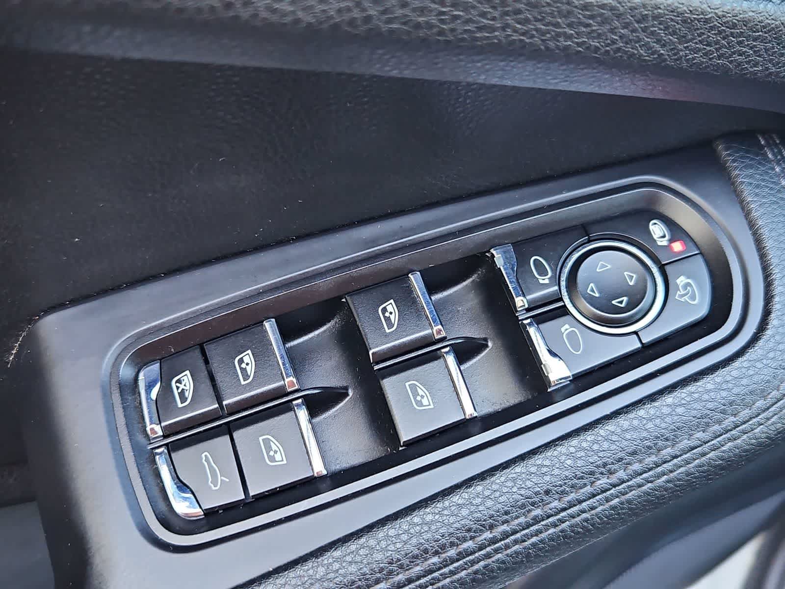 Thumbnail: 2016 Porsche Macan - 17