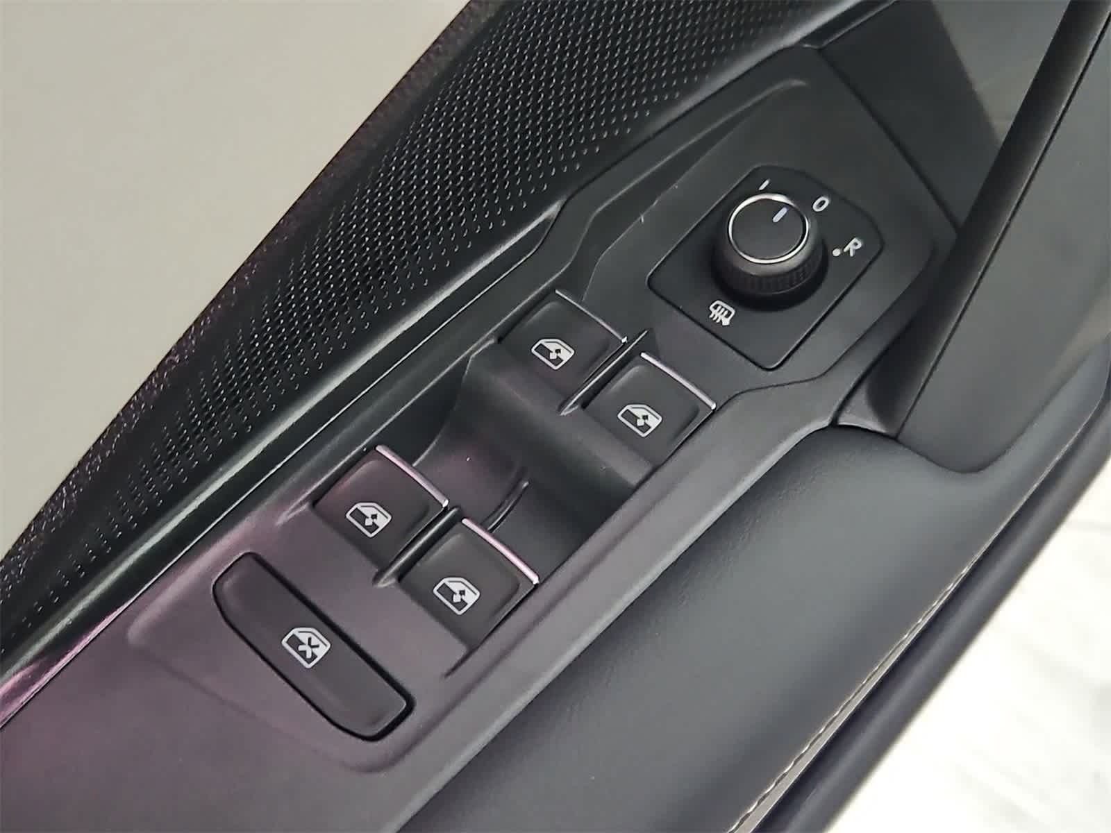 Thumbnail: 2025 Volkswagen Tiguan - 17