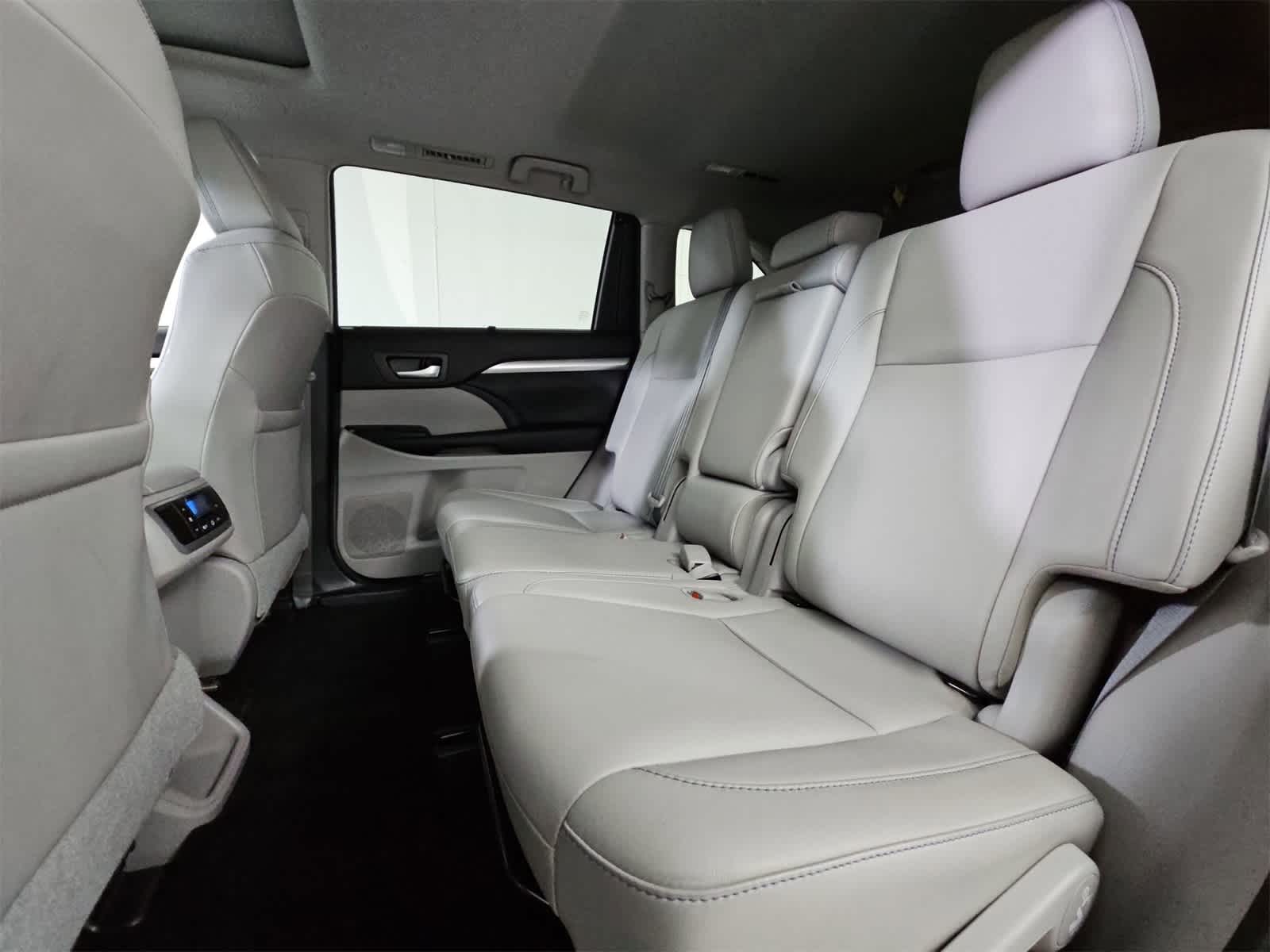 Thumbnail: 2018 Toyota Highlander - 20