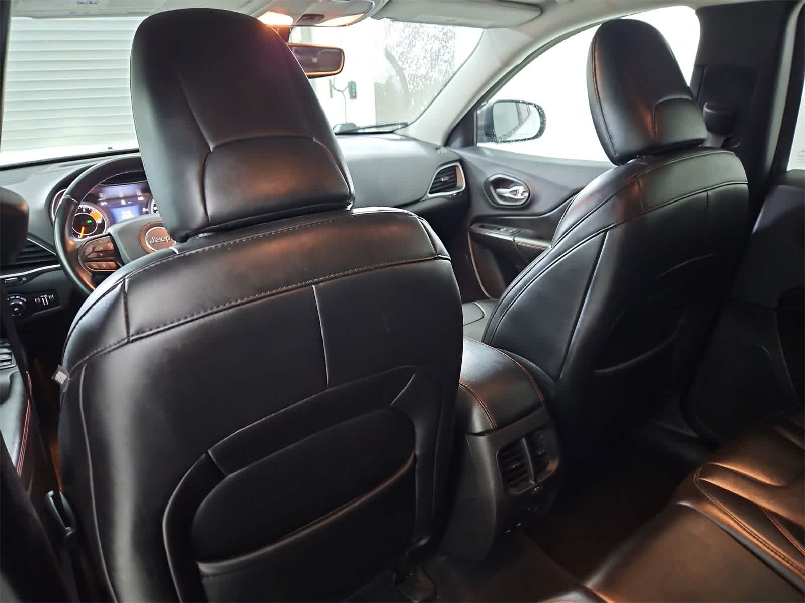 Thumbnail: 2019 Jeep Cherokee - 18