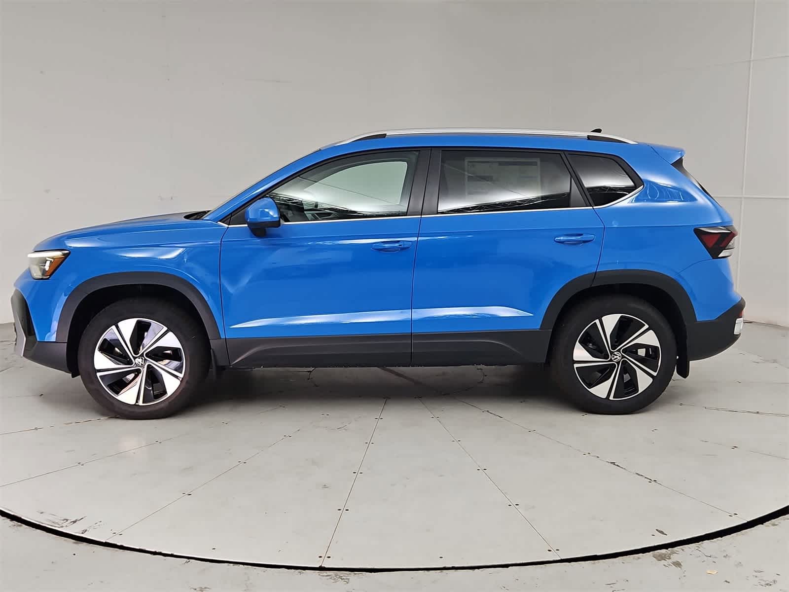 2025 Volkswagen Taos SE photo 3