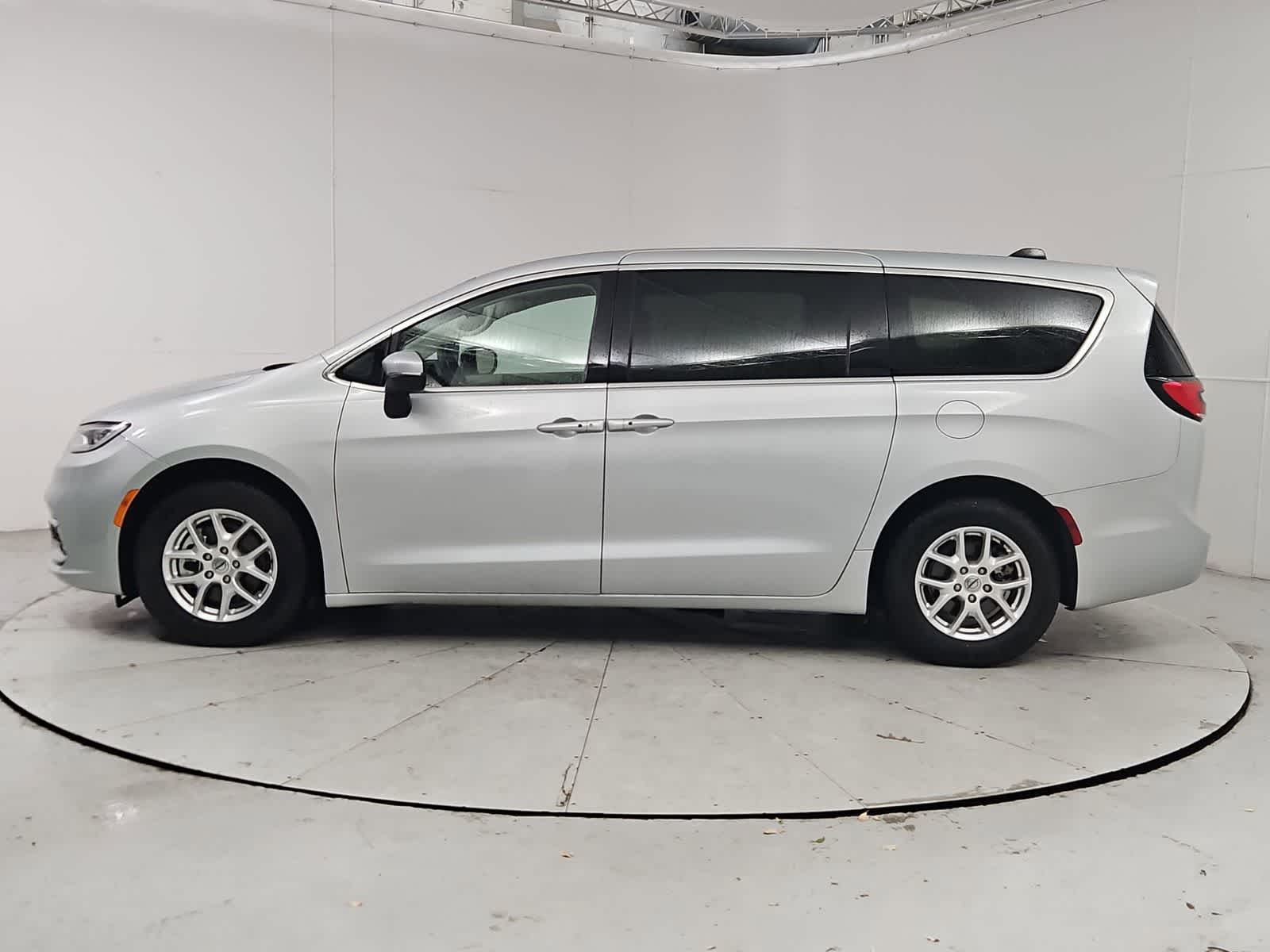 Thumbnail: 2023 Chrysler Pacifica - 3