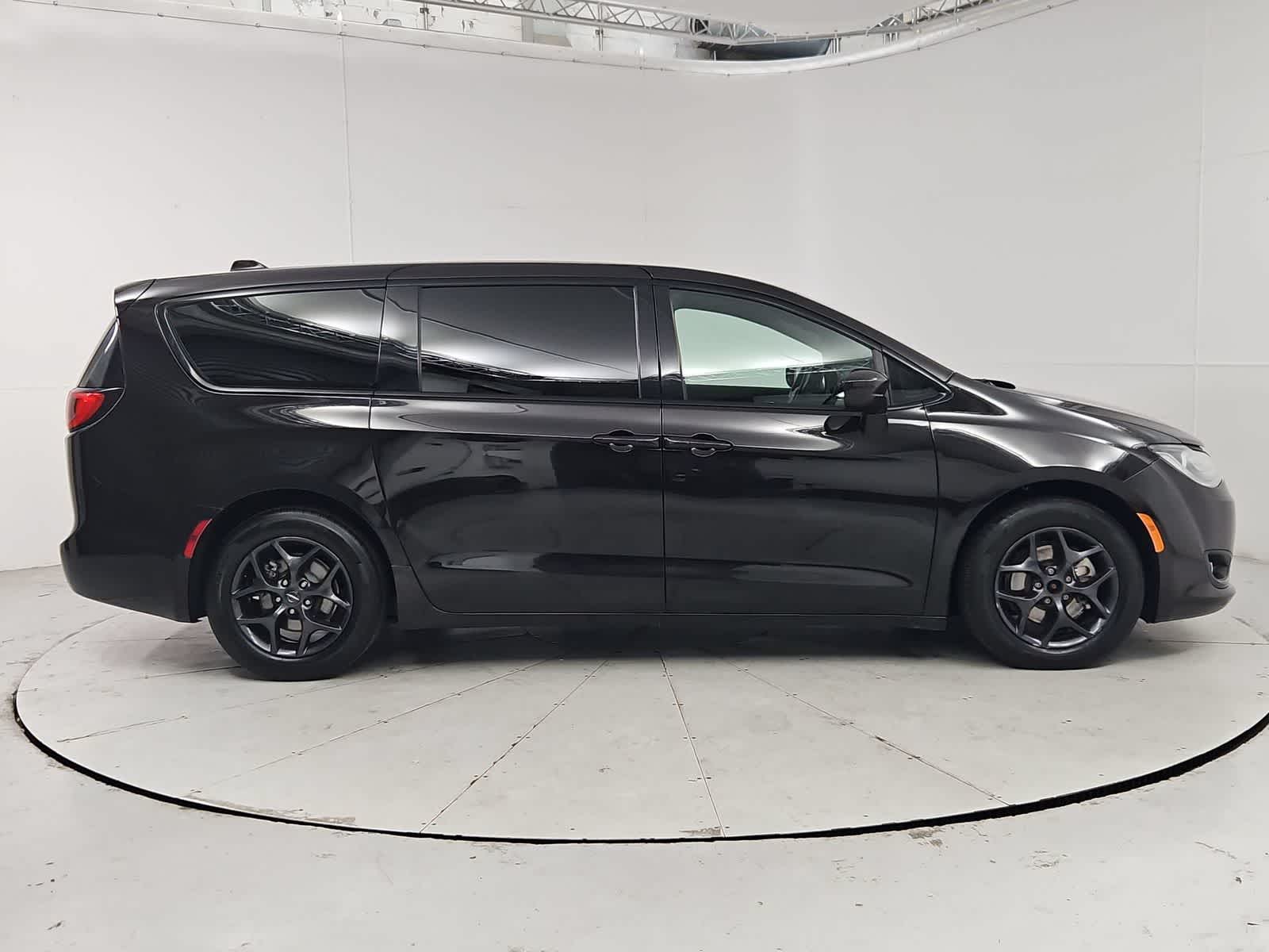 Thumbnail: 2018 Chrysler Pacifica - 7