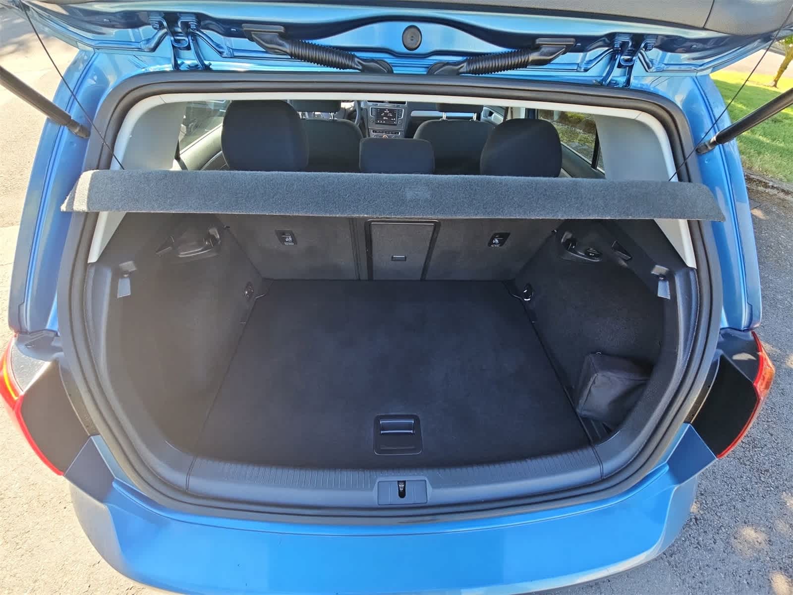 Thumbnail: 2016 Volkswagen e-Golf - 33