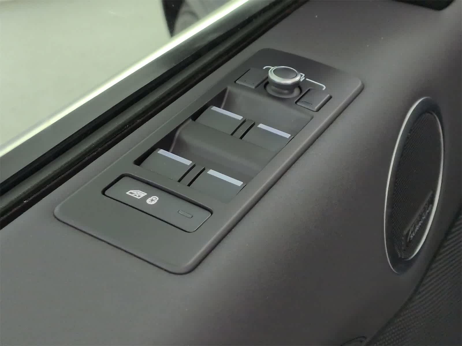 Thumbnail: 2020 Land Rover Discovery - 16