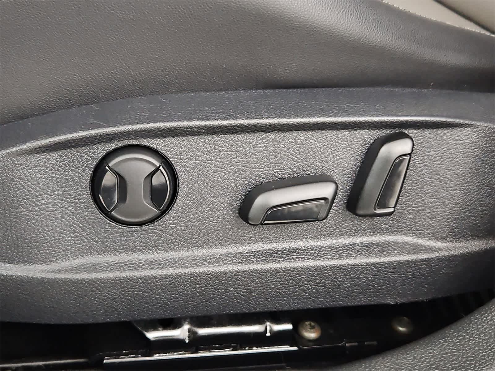 2015 Volkswagen e-Golf SE 17