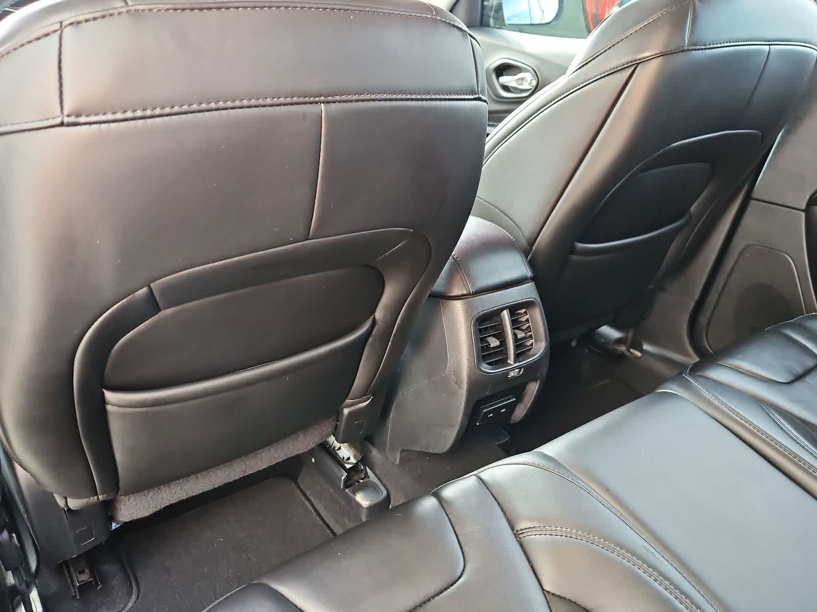 Thumbnail: 2019 Jeep Cherokee - 18