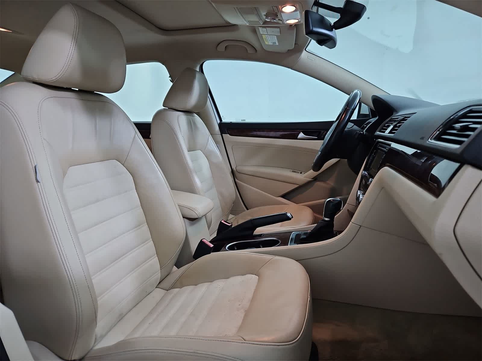 Thumbnail: 2013 Volkswagen Passat - 23