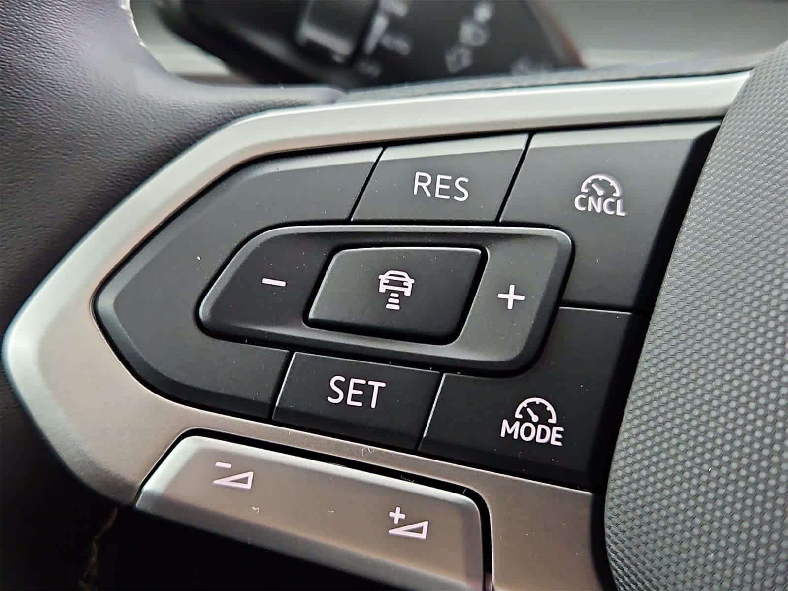 Thumbnail: 2025 Volkswagen Tiguan - 25