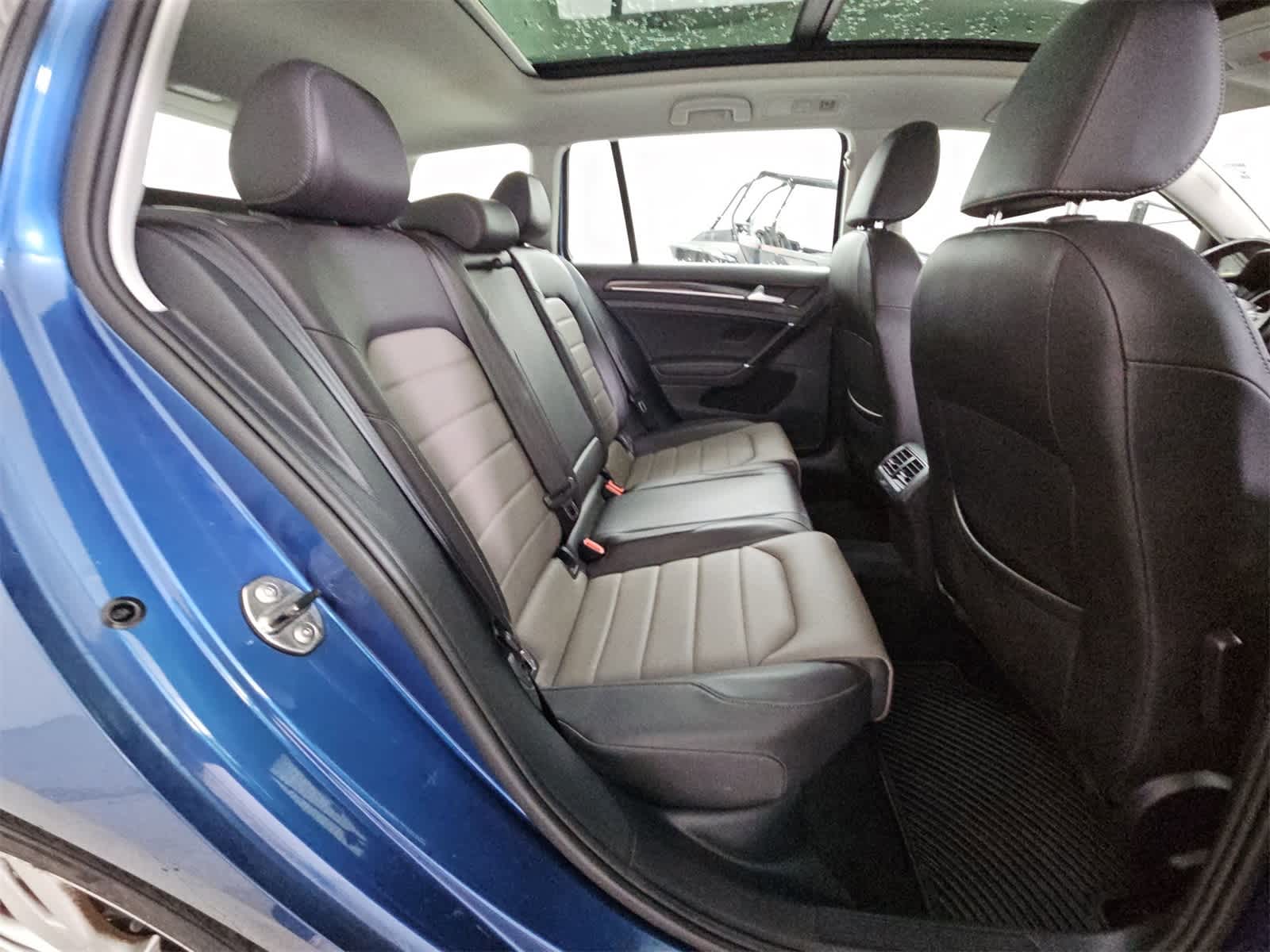 2015 Volkswagen e-Golf SE 21