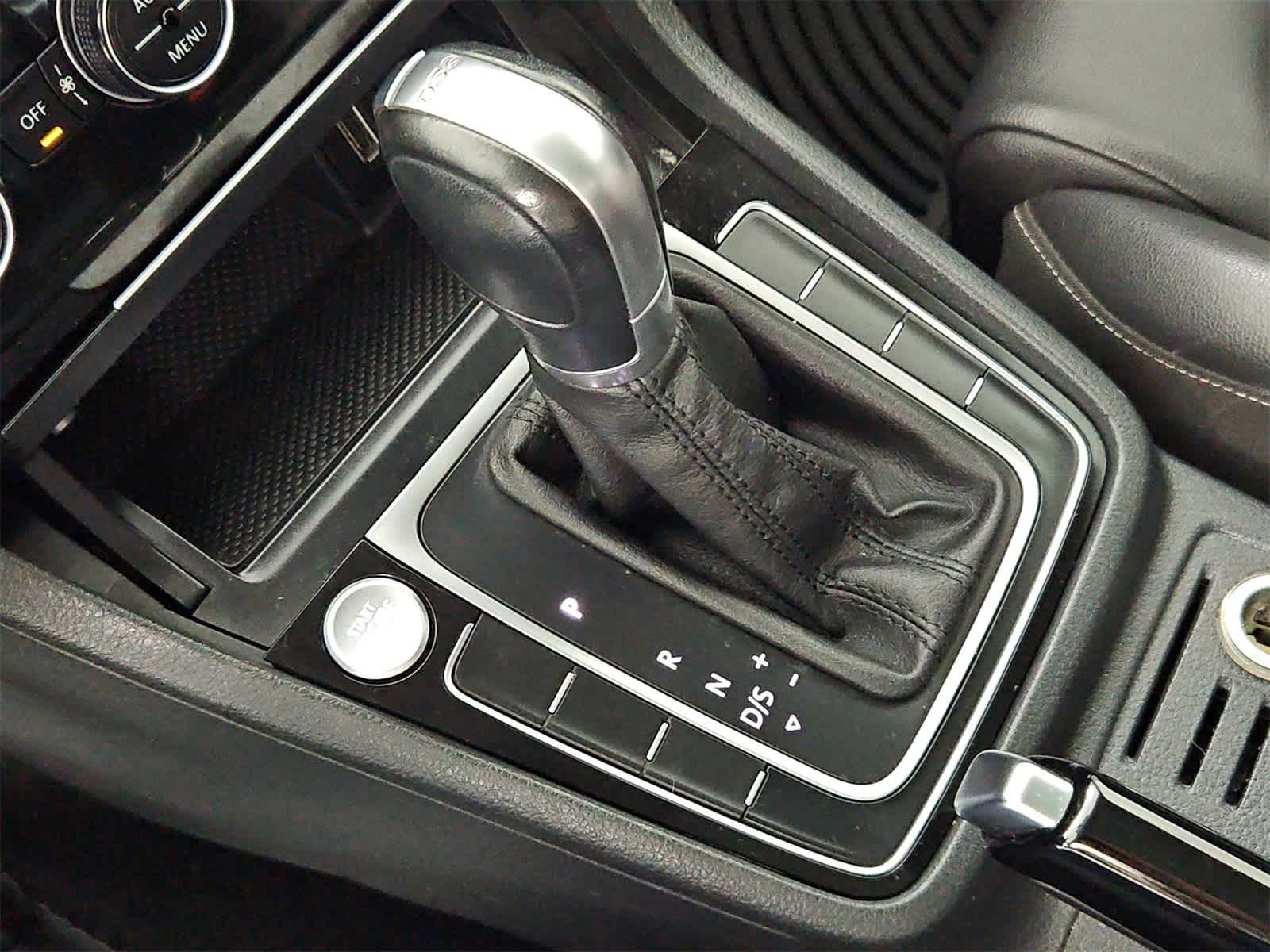 2015 Volkswagen e-Golf SE 34
