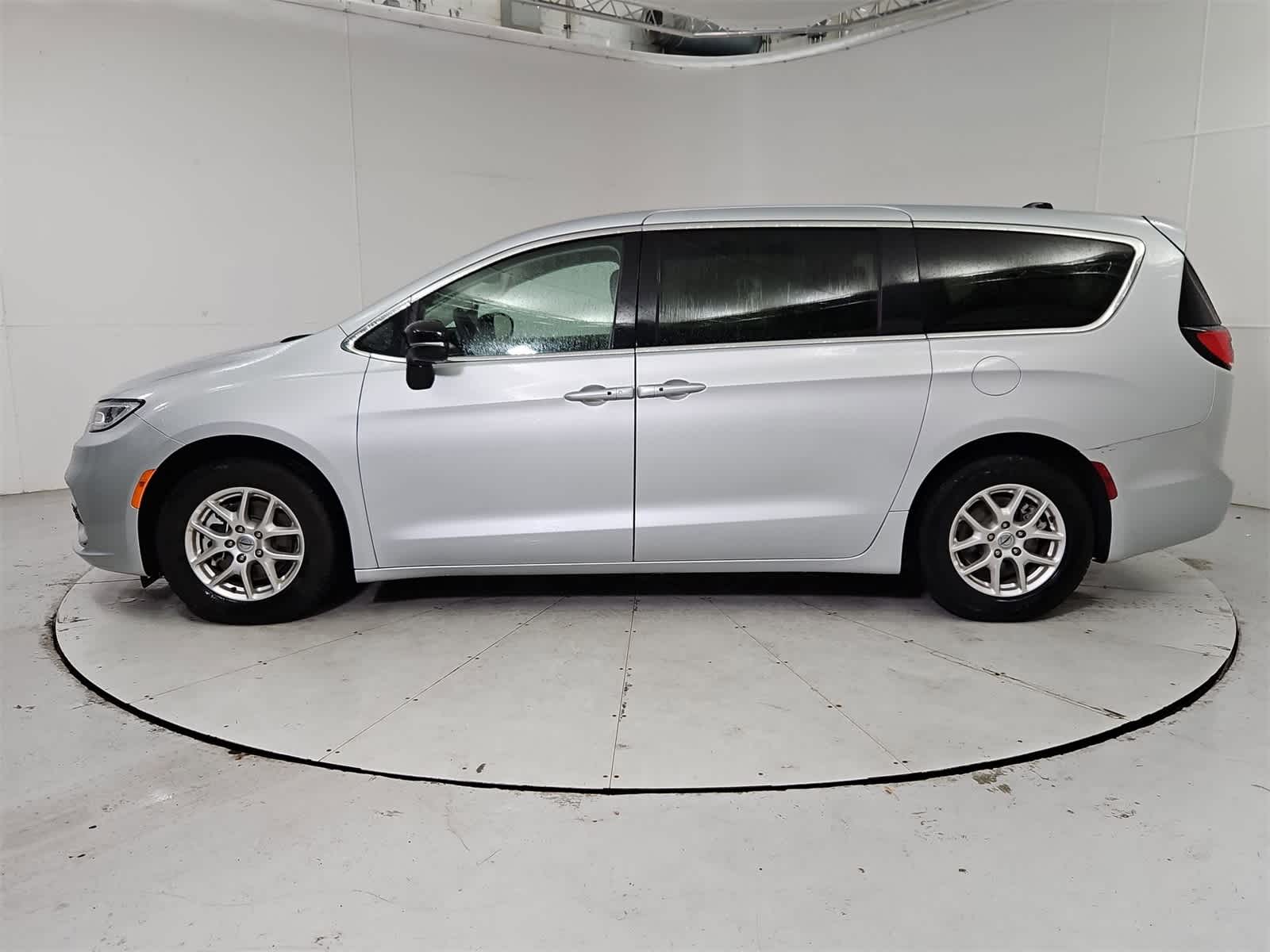 Thumbnail: 2024 Chrysler Pacifica - 3