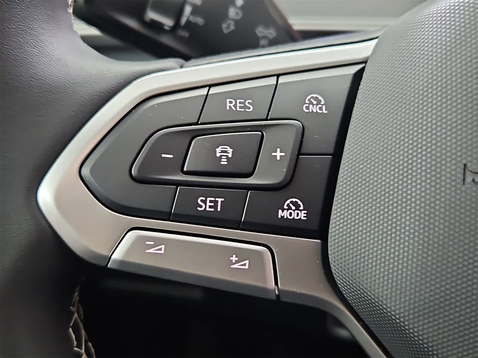 Thumbnail: 2025 Volkswagen Tiguan - 25