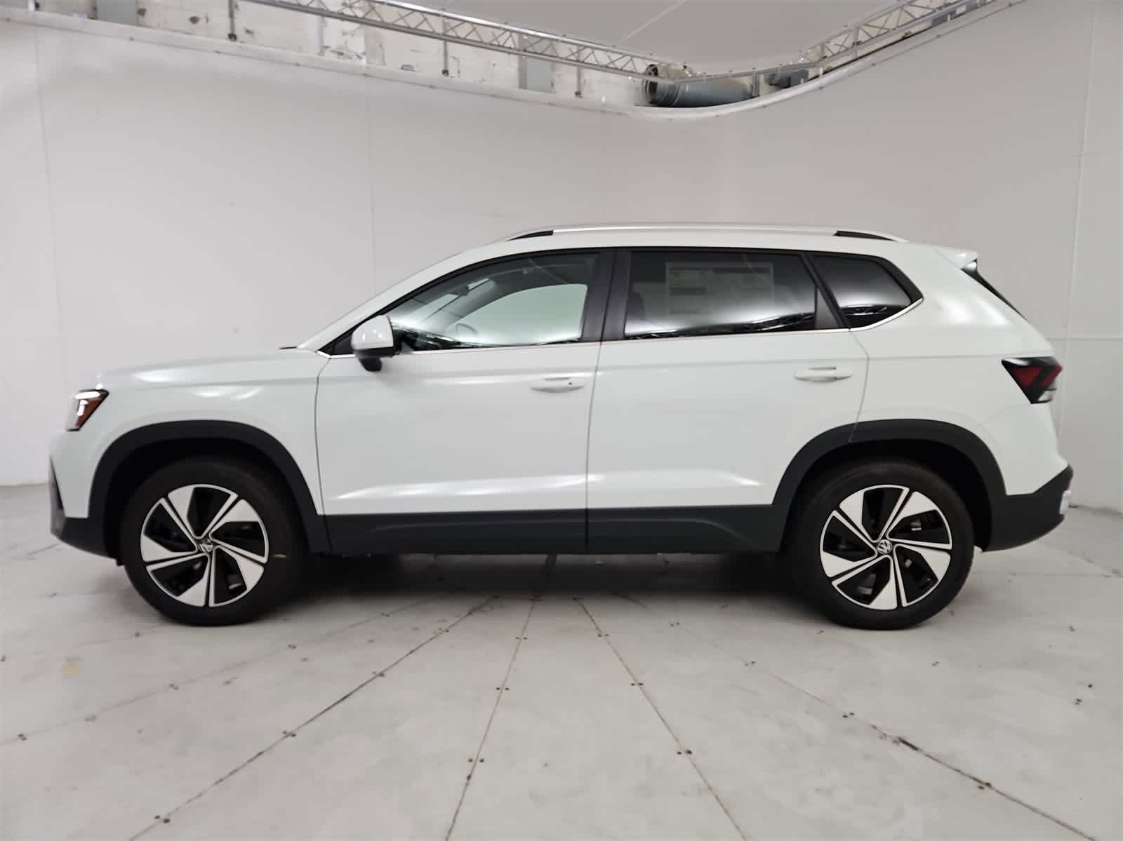 2025 Volkswagen Taos SE photo 3
