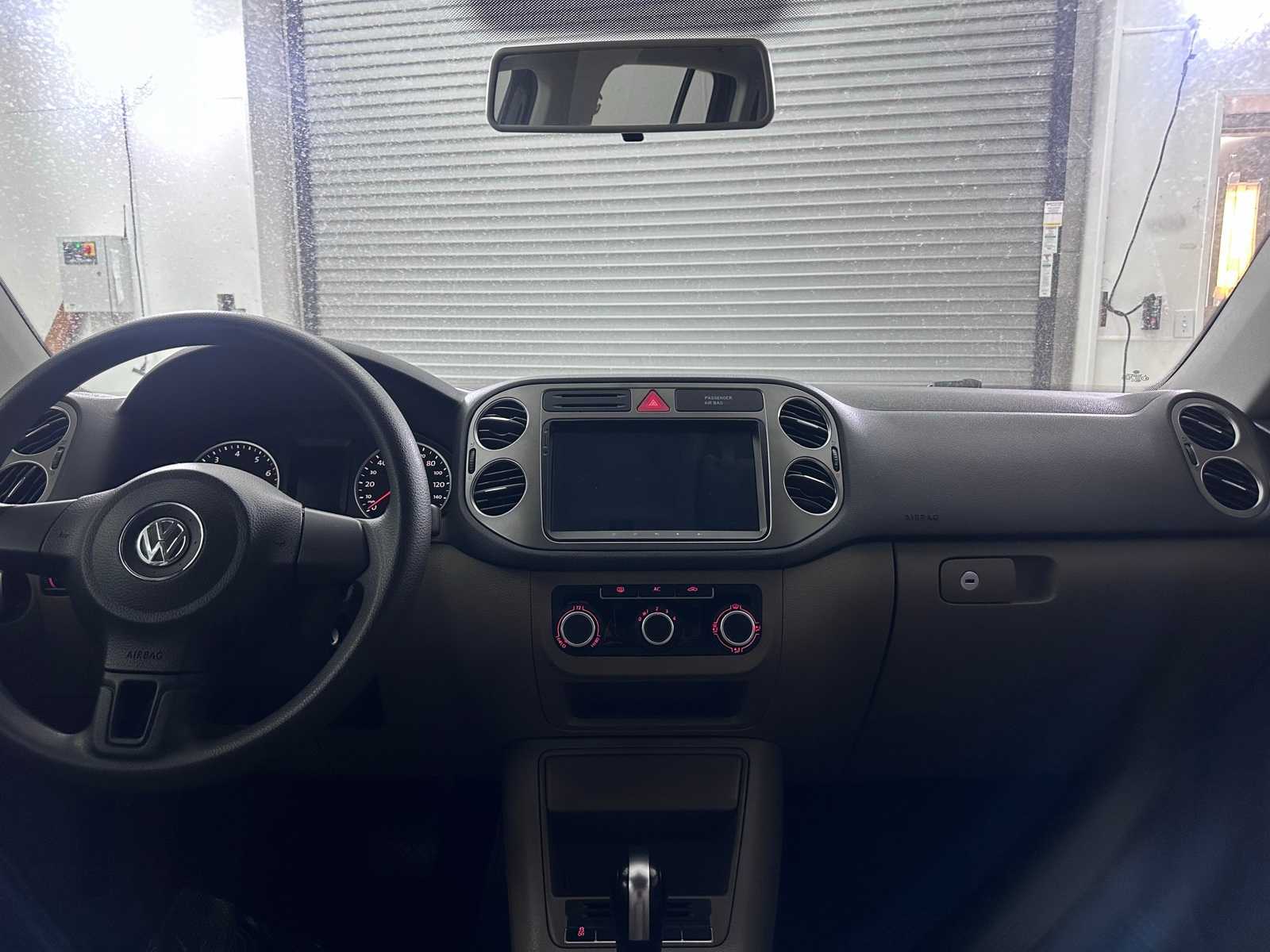 Thumbnail: 2011 Volkswagen Tiguan - 22