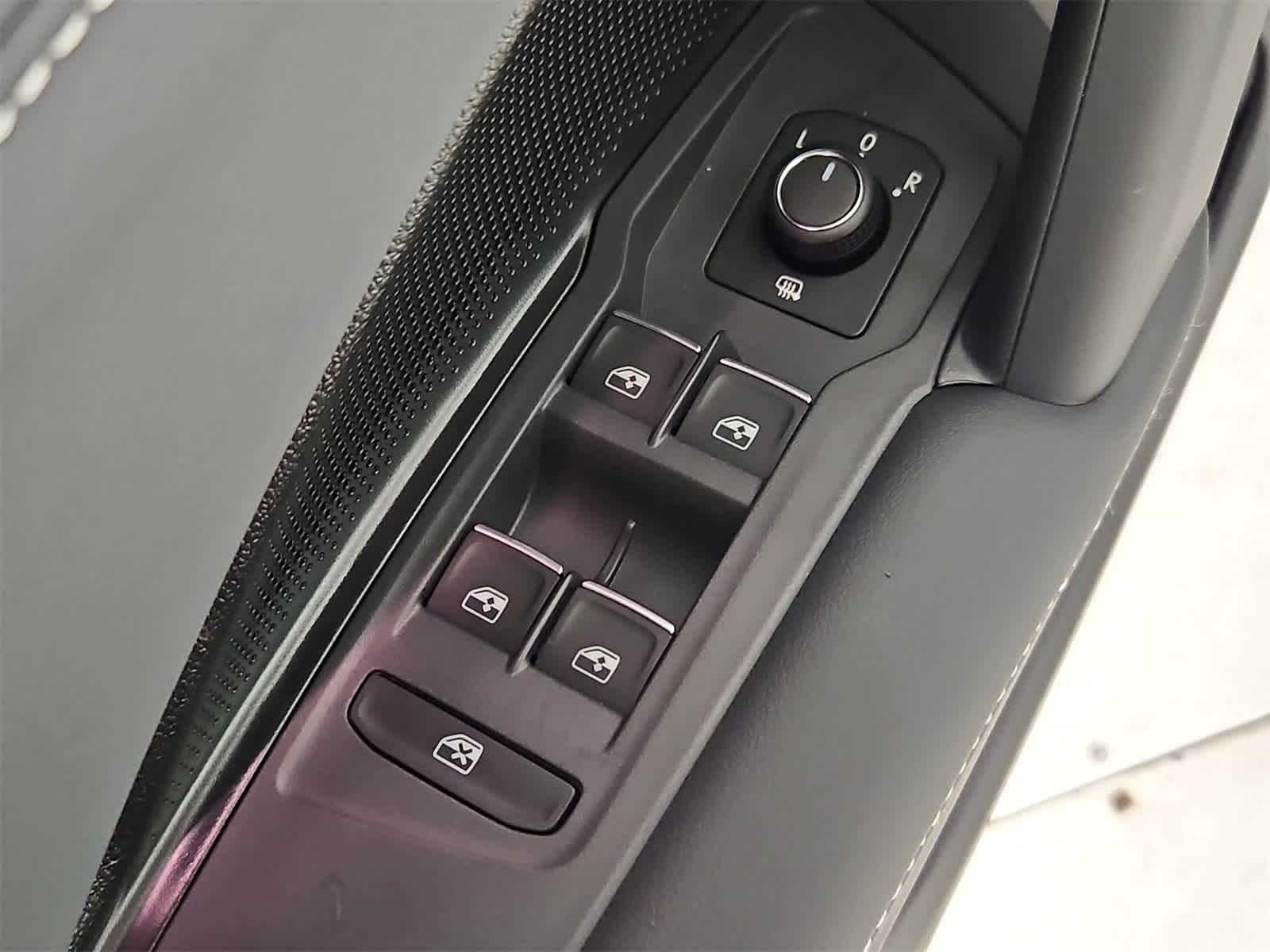 Thumbnail: 2025 Volkswagen Tiguan - 17