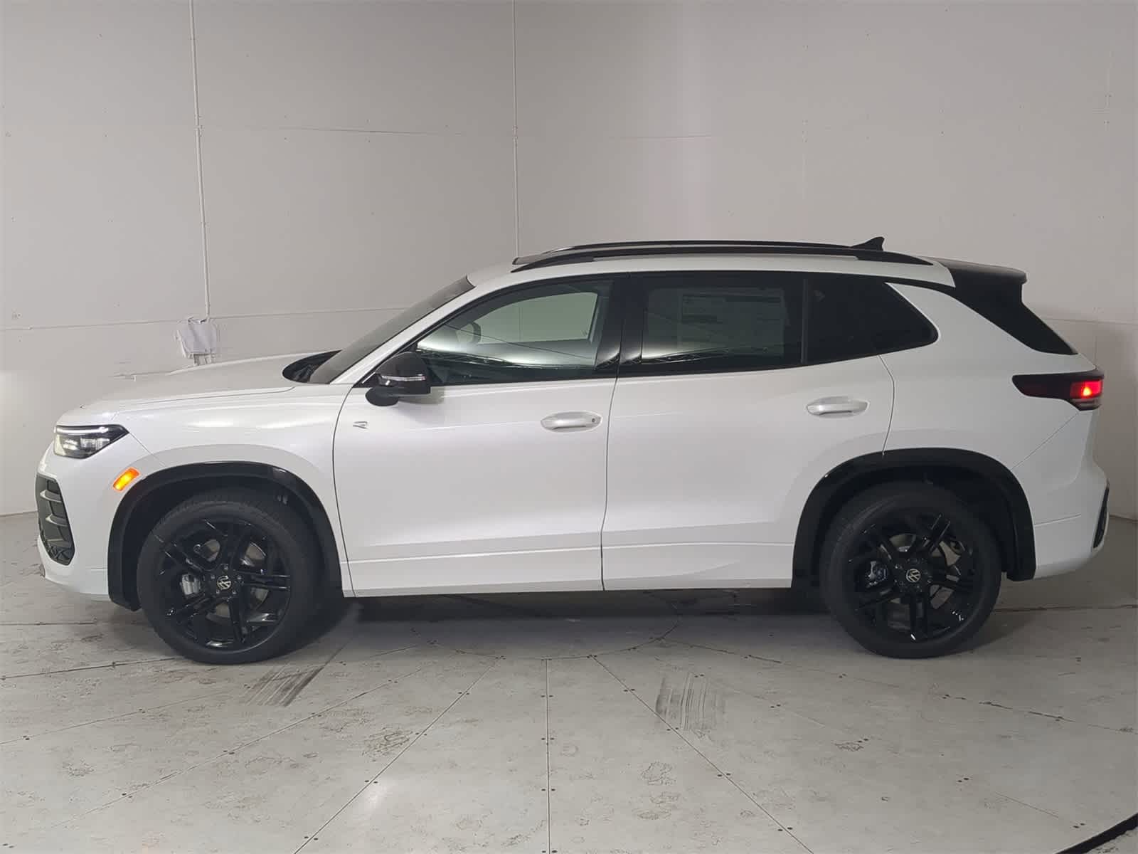 Thumbnail: 2025 Volkswagen Tiguan - 3